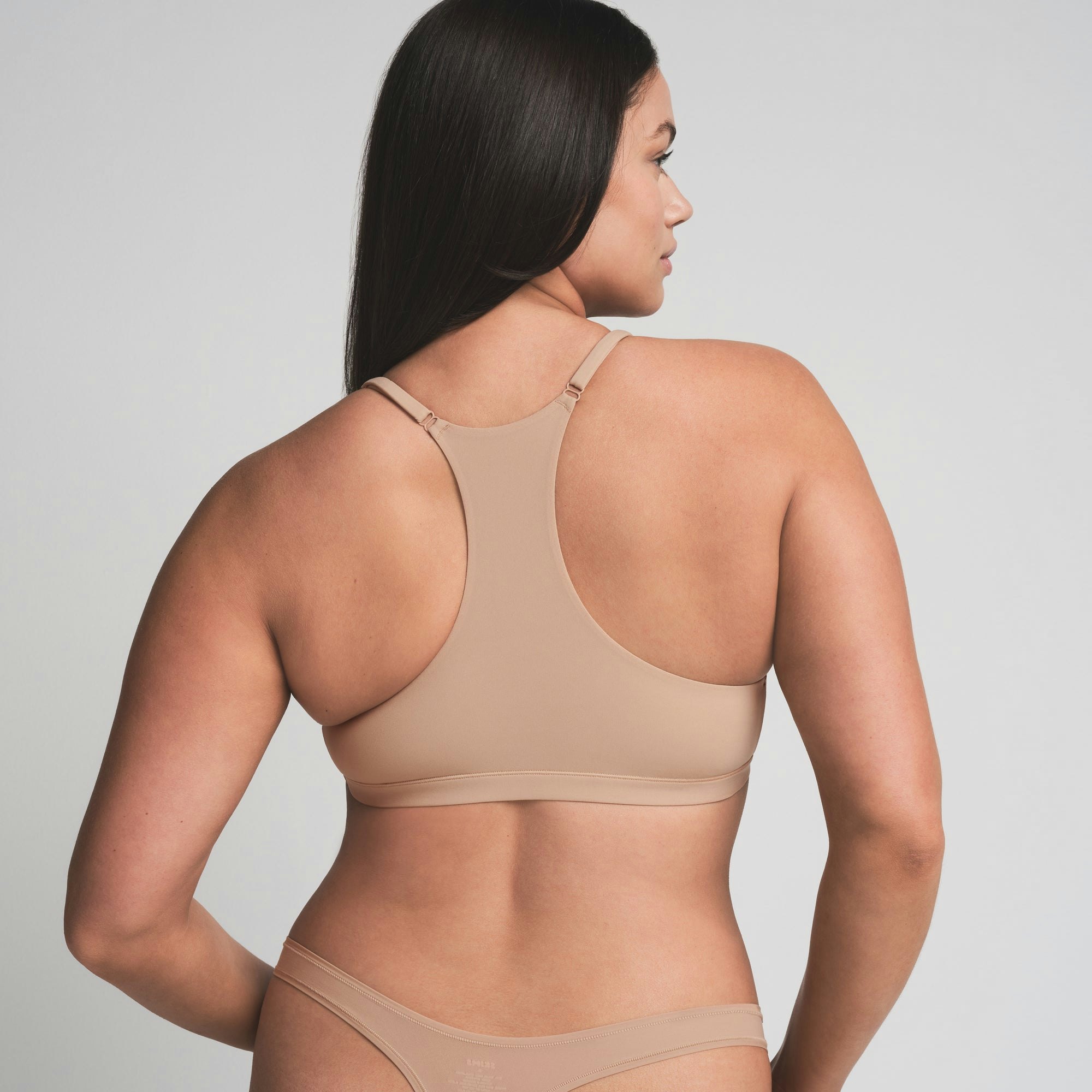FITS EVERYBODY RACERBACK PLUNGE BRALETTE | CLAY ON A MODEL SIDE VIEW | FOCUS: 0.0, 1.0, 0.9