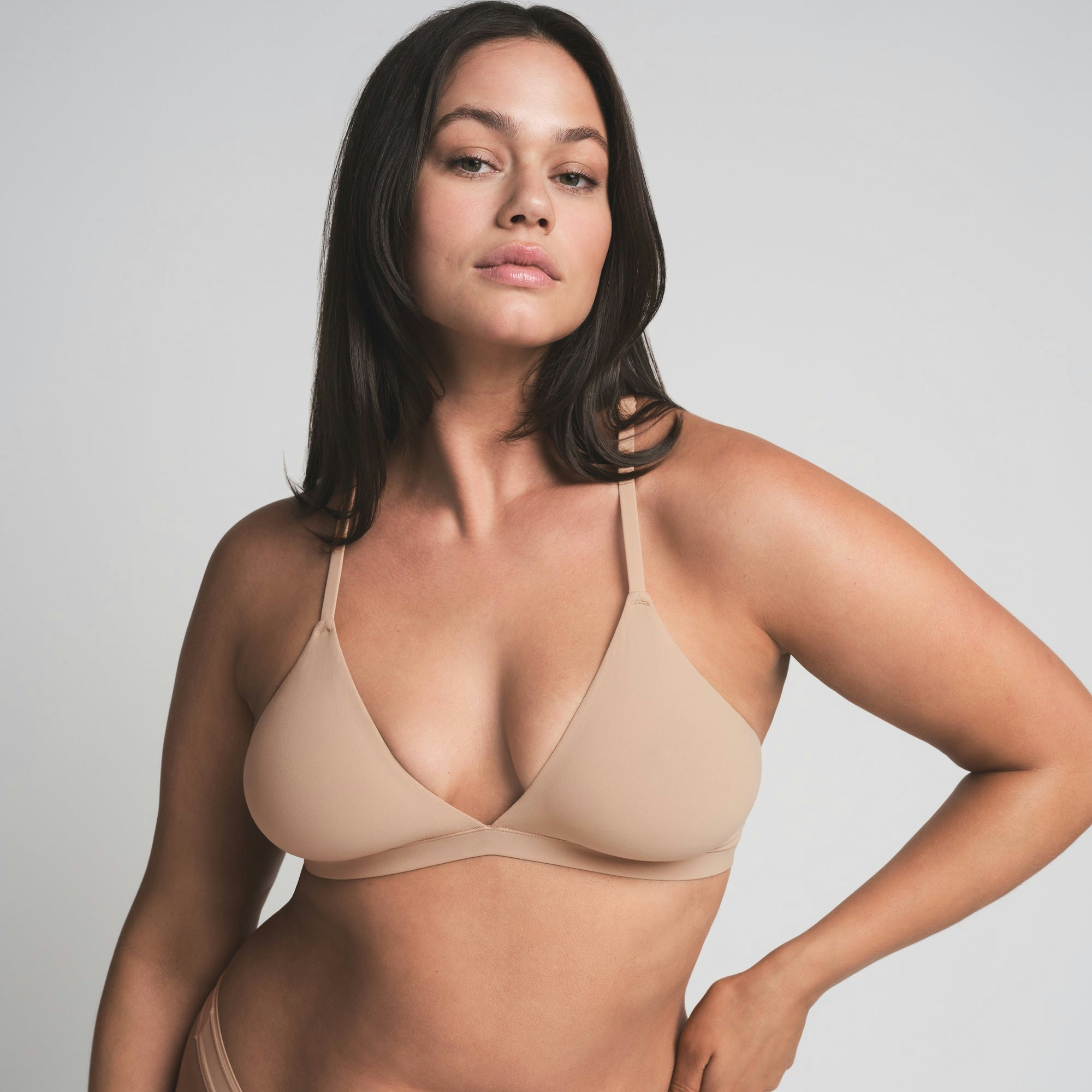 FITS EVERYBODY RACERBACK PLUNGE BRALETTE | CLAY ON A MODEL SIDE VIEW | FOCUS: 0.0, 1.0, 0.9