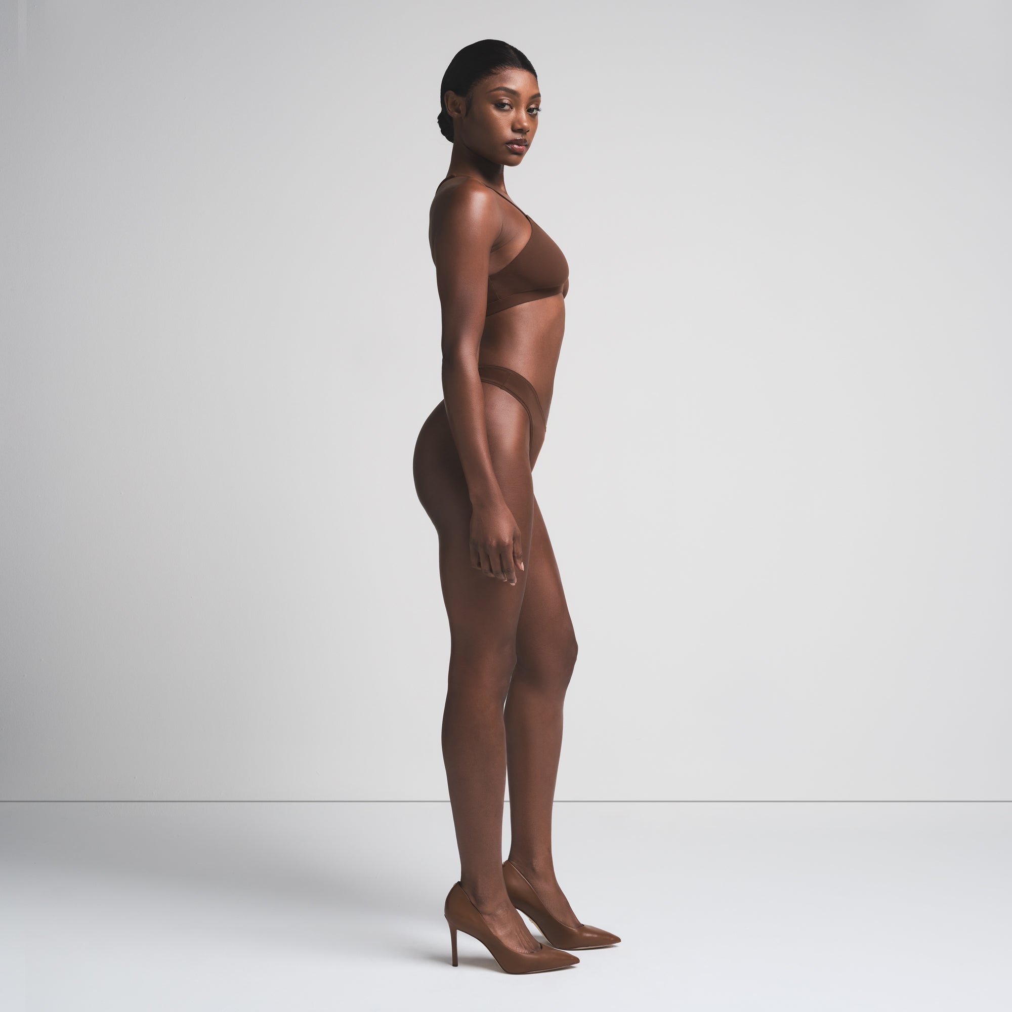 FITS EVERYBODY RACERBACK PLUNGE BRALETTE | COCOA ON A MODEL FRONT VIEW | FOCUS: 0.0, 1.0, 0.9