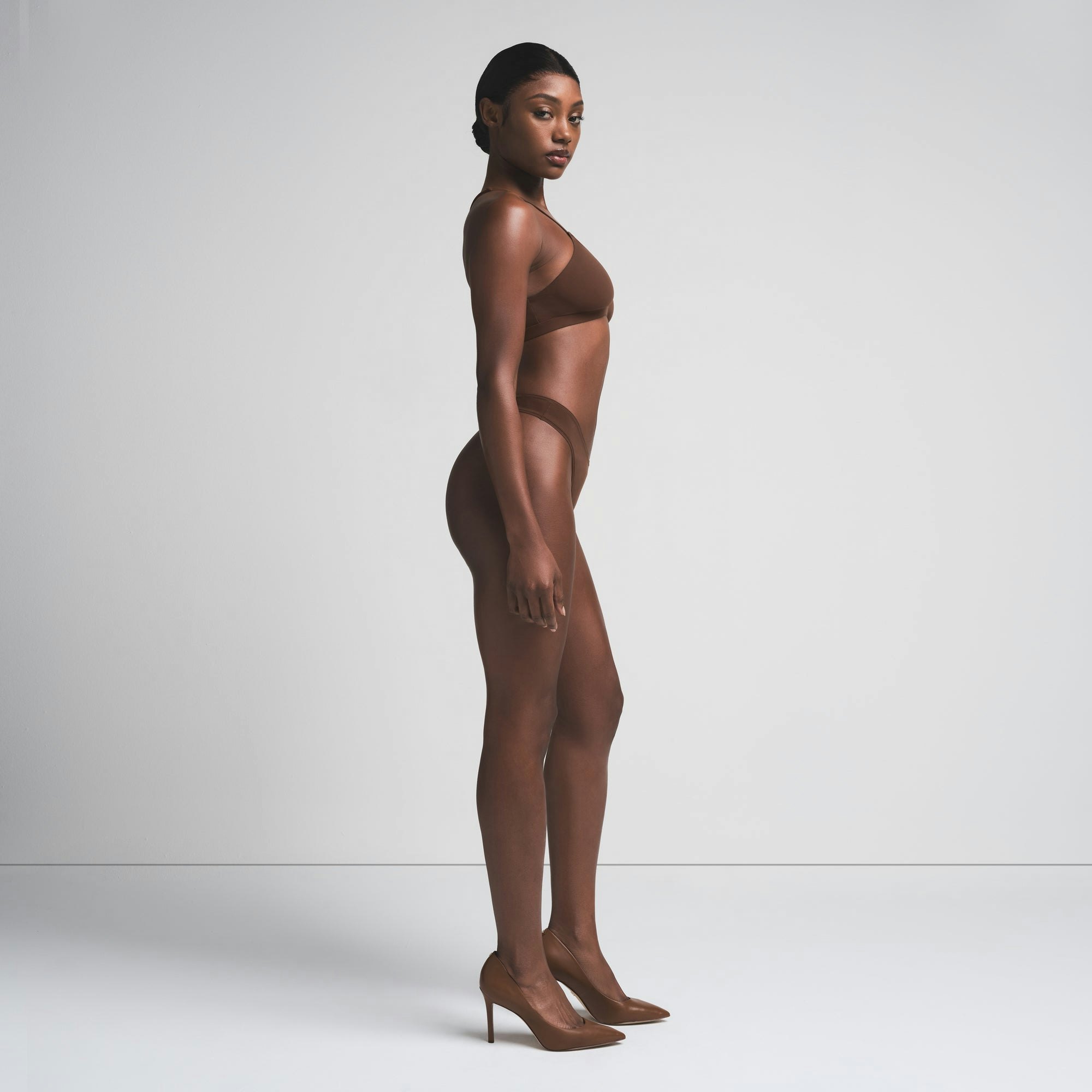 FITS EVERYBODY RACERBACK PLUNGE BRALETTE | COCOA ON A MODEL FRONT VIEW | FOCUS: 0.0, 1.0, 0.9