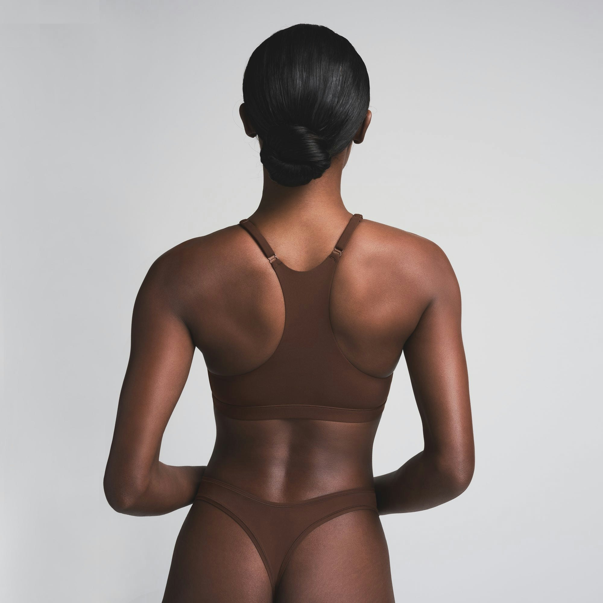 FITS EVERYBODY RACERBACK PLUNGE BRALETTE | COCOA ON A MODEL SIDE VIEW | FOCUS: 0.0, 1.0, 0.9