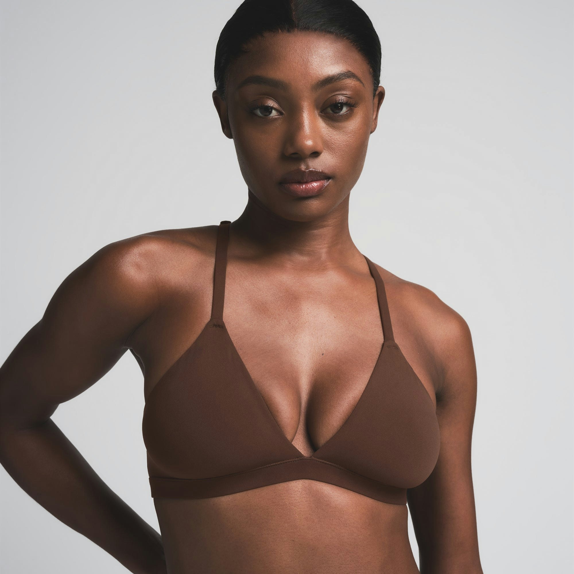 FITS EVERYBODY RACERBACK PLUNGE BRALETTE | COCOA ON A MODEL SIDE VIEW | FOCUS: 0.0, 1.0, 0.9