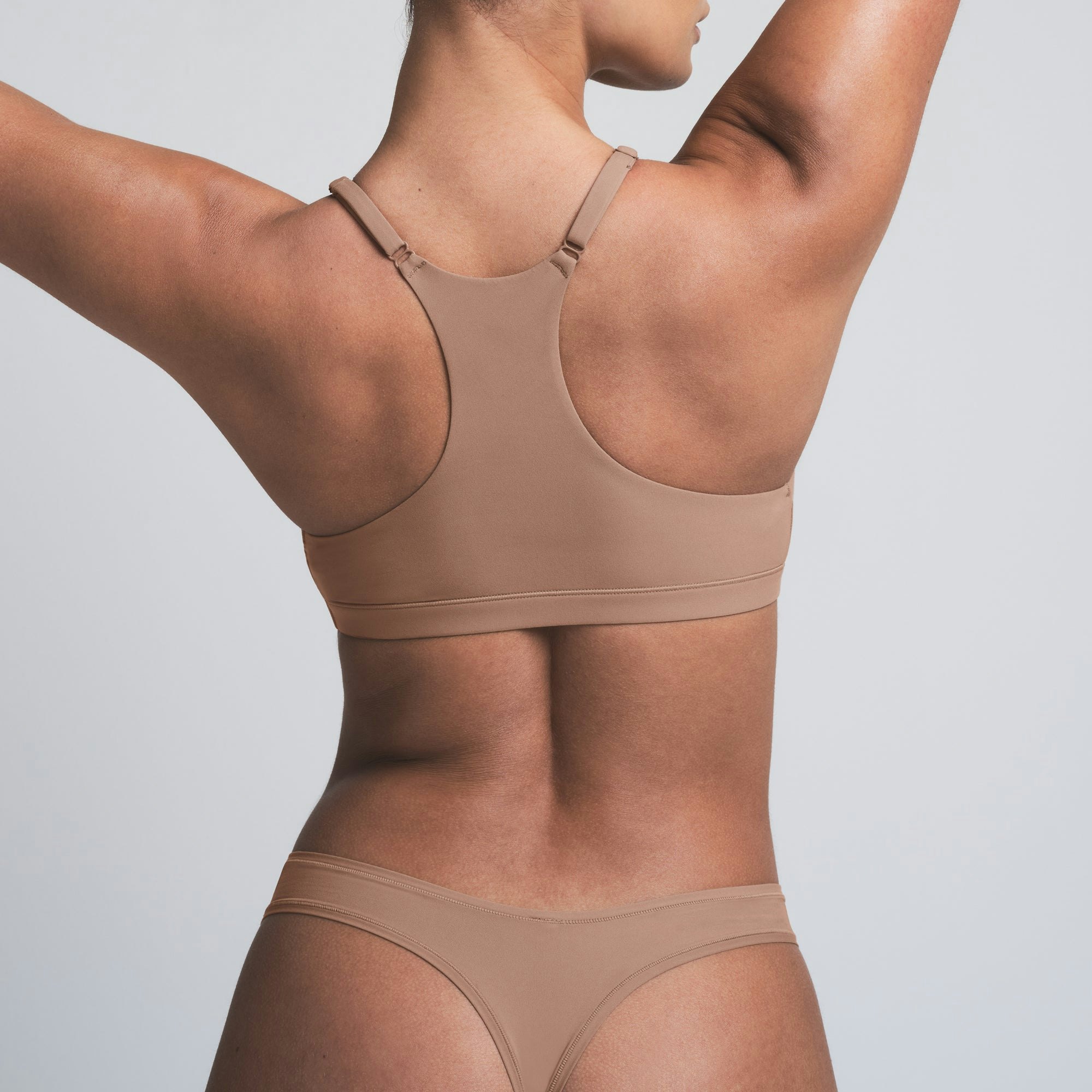 FITS EVERYBODY RACERBACK PLUNGE BRALETTE | SIENNA ON A MODEL SIDE VIEW | FOCUS: 0.0, 1.0, 0.9