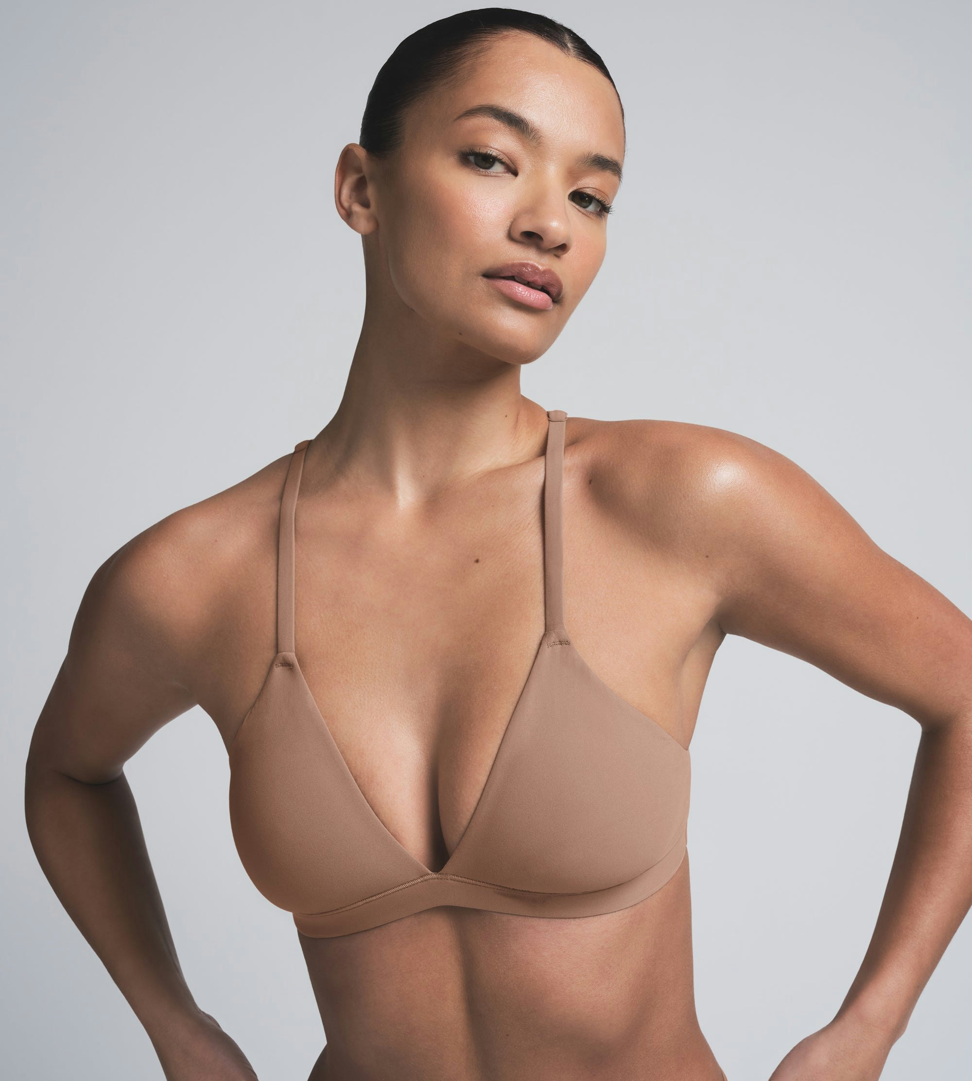 FITS EVERYBODY RACERBACK PLUNGE BRALETTE | SIENNA ON A MODEL SIDE VIEW | FOCUS: 0.0, 1.0, 0.9