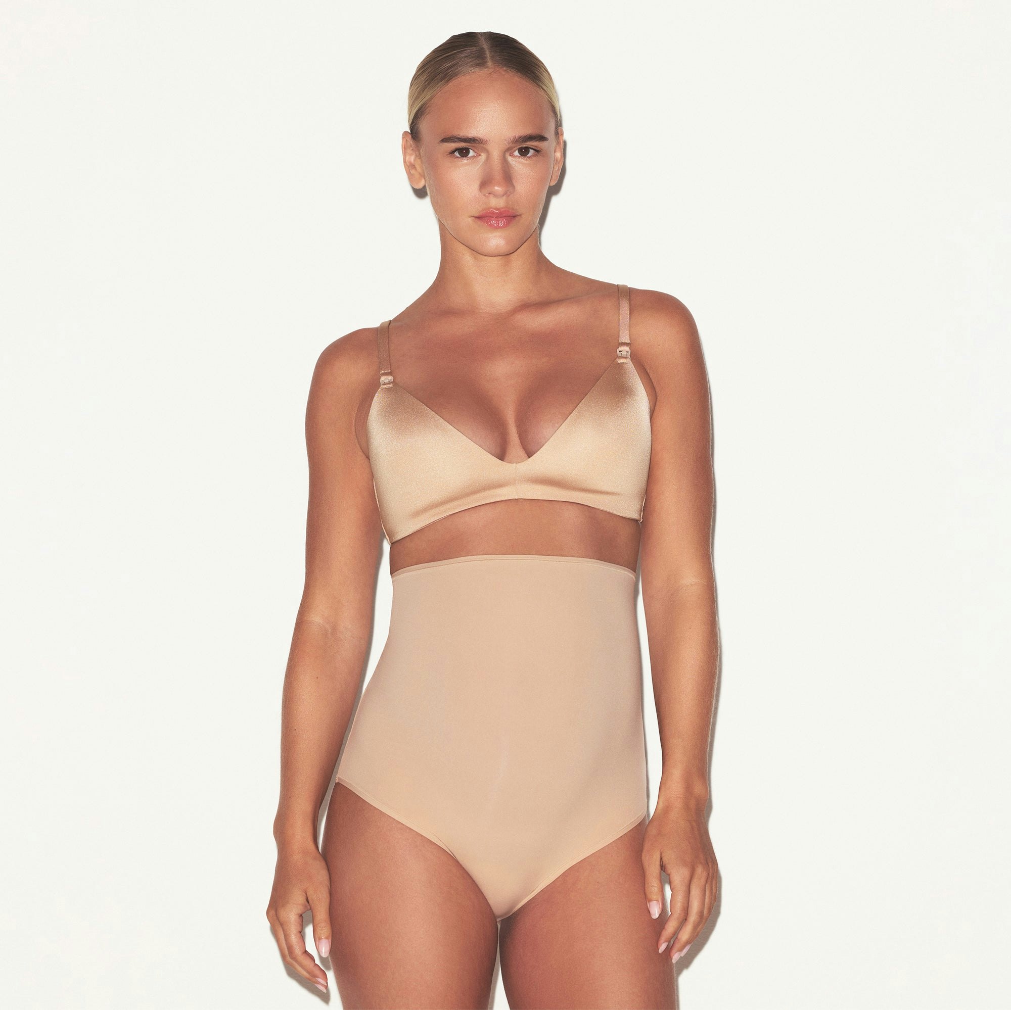 WIRELESS FORM MATERNITY NURSING BRA | CLAY ON A MODEL SIDE VIEW @ | FOCUS: 0.0, 1.0, 0.9