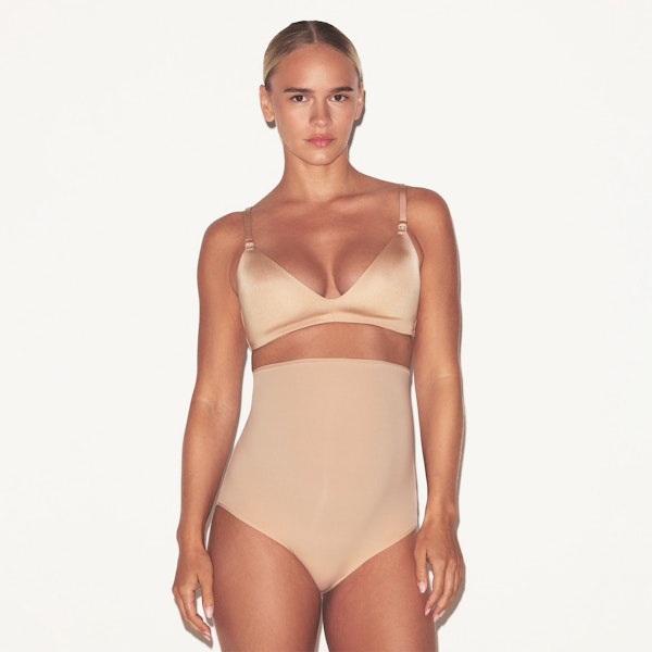 WIRELESS FORM MATERNITY NURSING BRA | CLAY ON A MODEL SIDE VIEW @ | FOCUS: 0.0, 1.0, 0.9