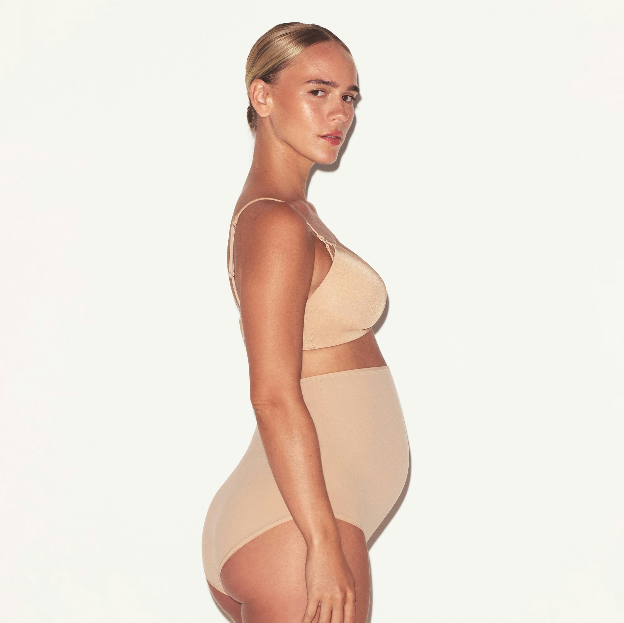 WIRELESS FORM MATERNITY NURSING BRA | CLAY ON A MODEL SIDE VIEW @ | FOCUS: 0.0, 1.0, 0.9