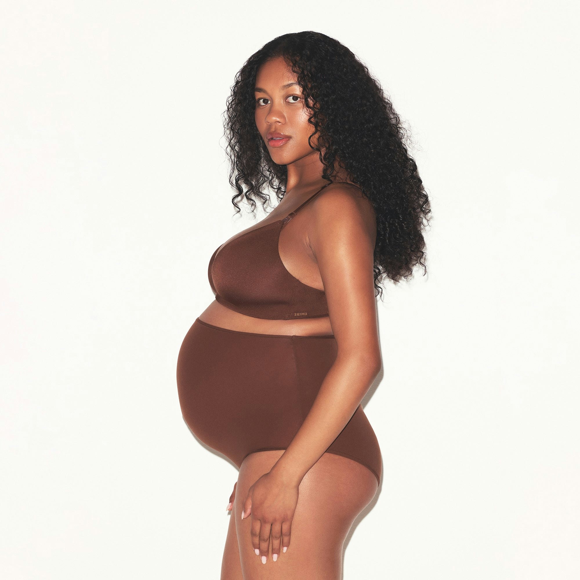 WIRELESS FORM MATERNITY NURSING BRA | COCOA ON A MODEL SIDE VIEW @ | FOCUS: 0.0, 1.0, 0.9