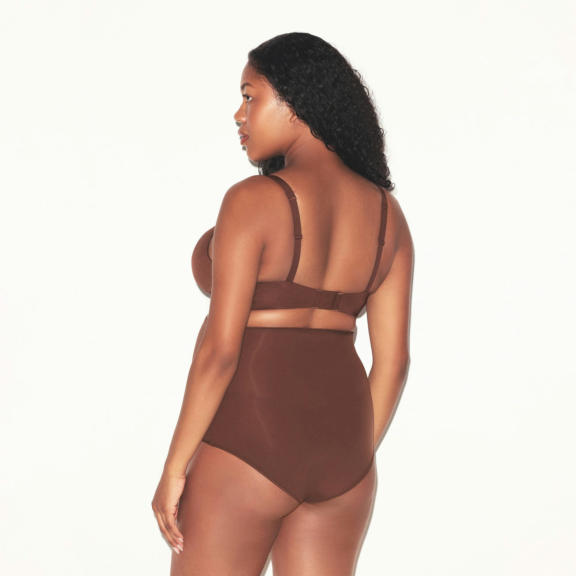 WIRELESS FORM MATERNITY NURSING BRA | COCOA ON A MODEL SIDE VIEW @ | FOCUS: 0.0, 1.0, 0.9
