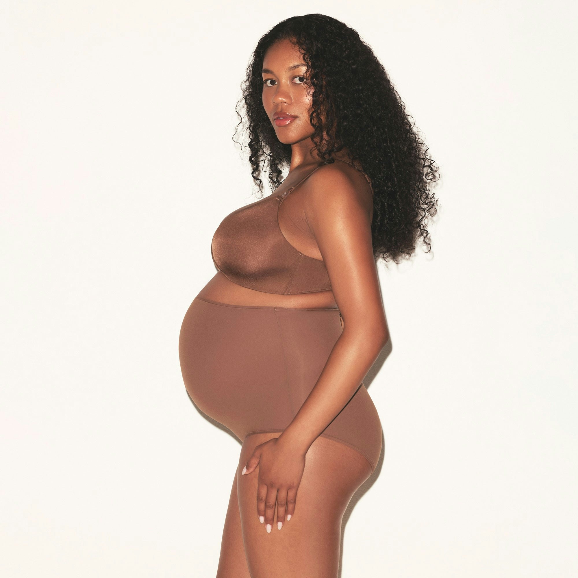 WIRELESS FORM MATERNITY NURSING BRA | JASPER ON A MODEL SIDE VIEW @ | FOCUS: 0.0, 1.0, 0.9