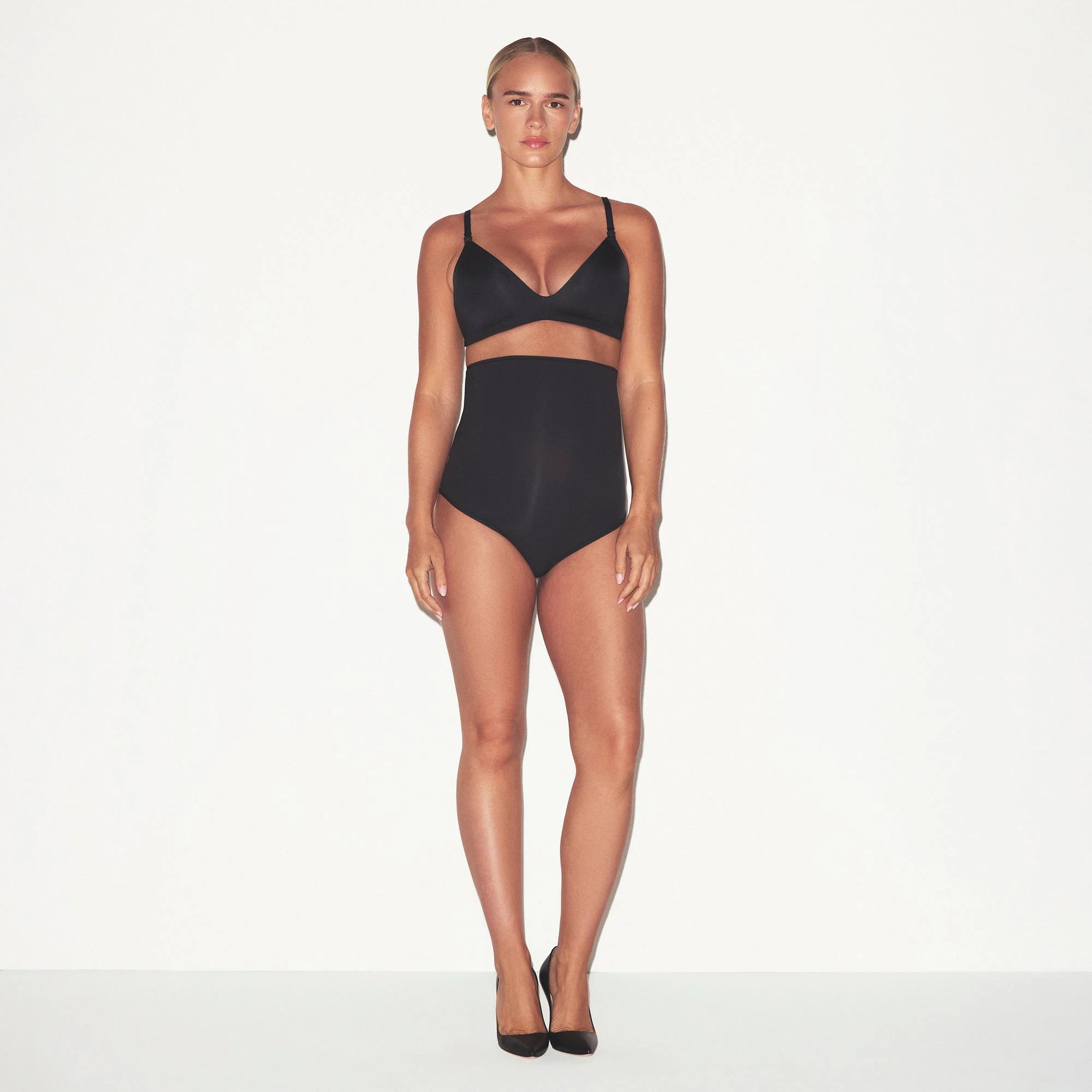 WIRELESS FORM MATERNITY NURSING BRA | ONYX ON A MODEL FRONT VIEW @ | FOCUS: 0.0, 1.0, 0.9