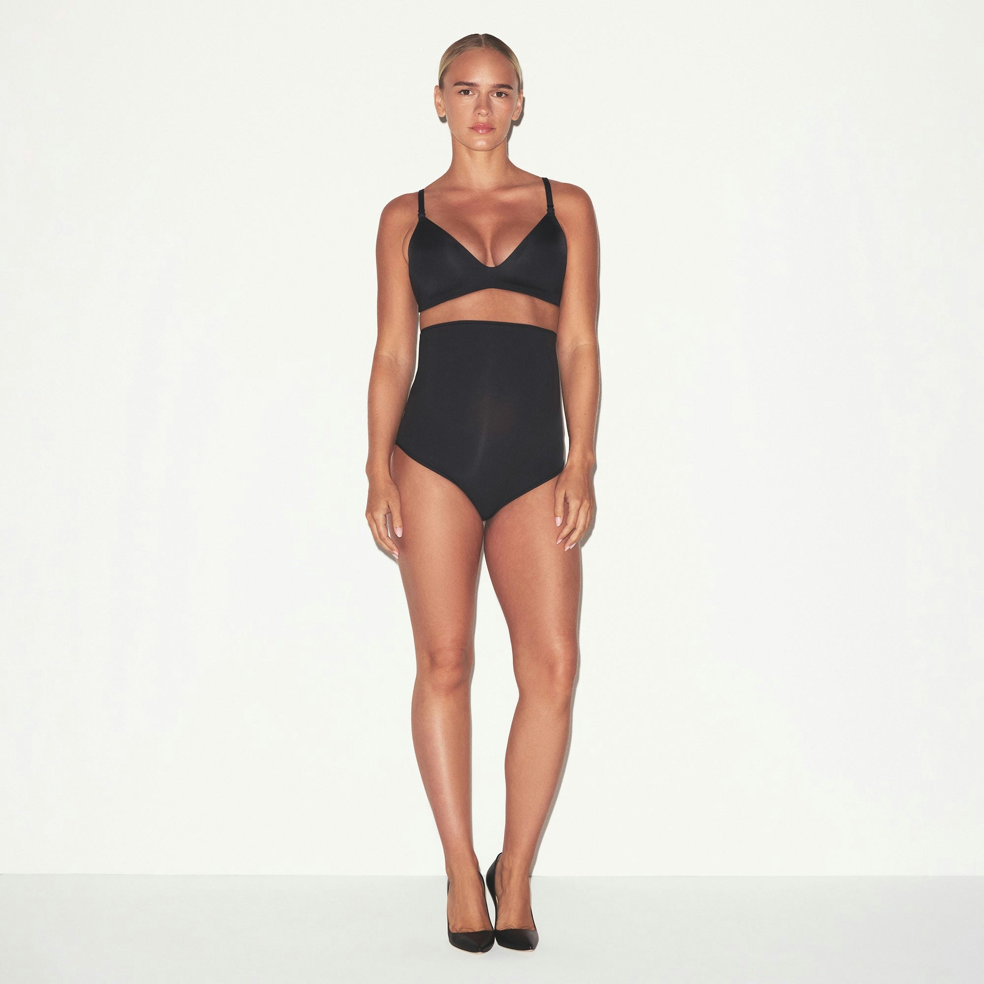 WIRELESS FORM MATERNITY NURSING BRA | ONYX ON A MODEL FRONT VIEW @ | FOCUS: 0.0, 1.0, 0.9