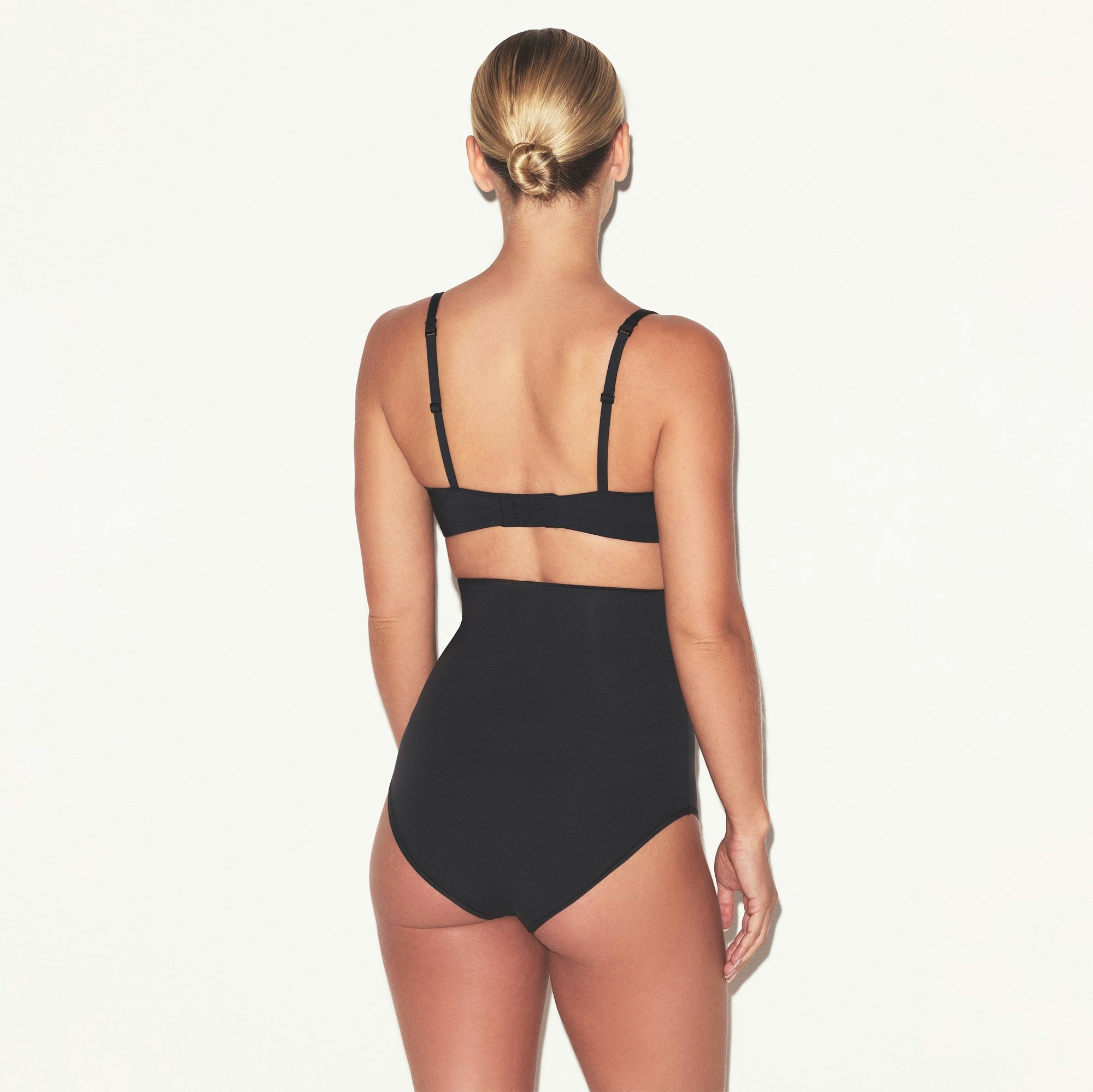 WIRELESS FORM MATERNITY NURSING BRA | ONYX ON A MODEL SIDE VIEW @ | FOCUS: 0.0, 1.0, 0.9