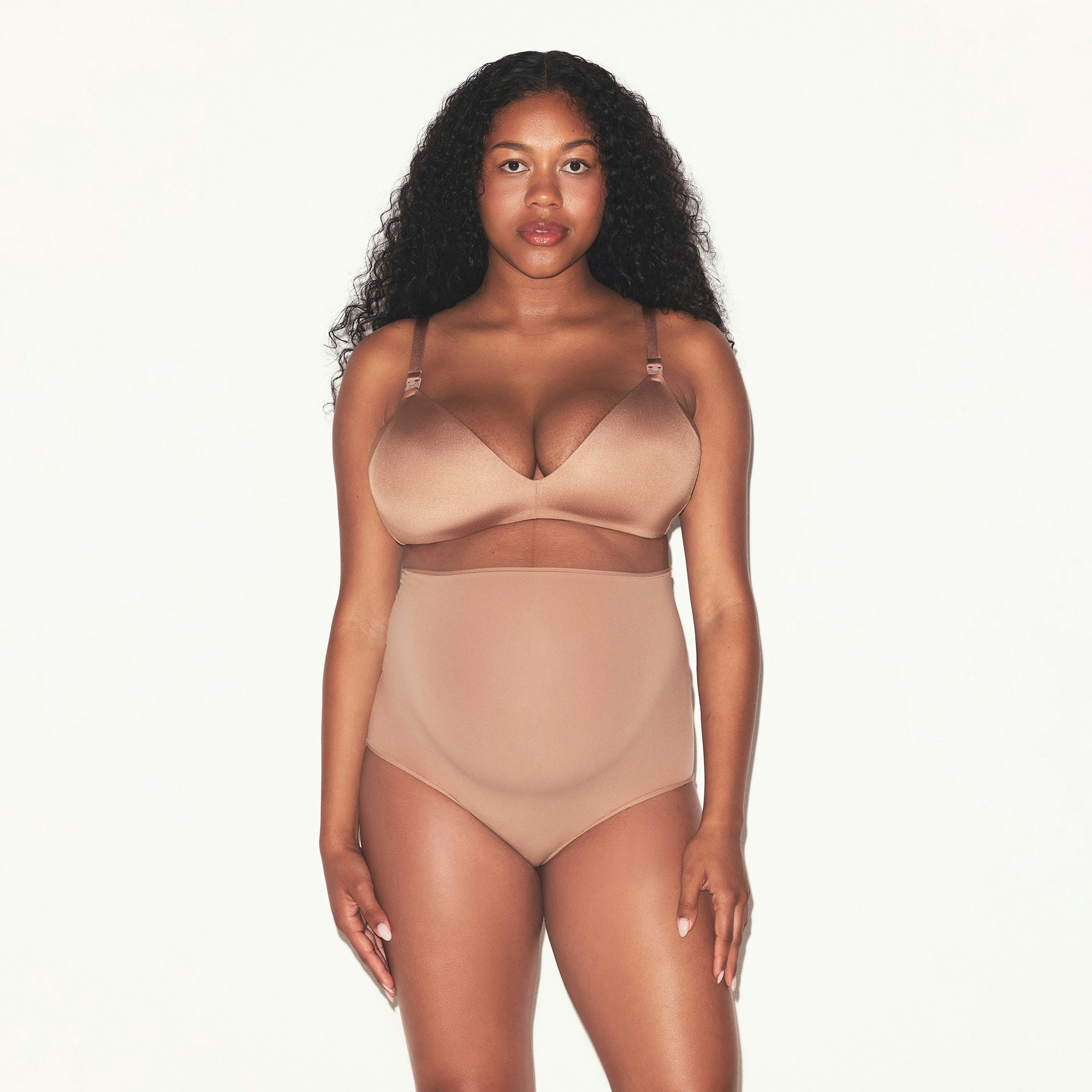 WIRELESS FORM MATERNITY NURSING BRA | SIENNA ON A MODEL SIDE VIEW @ | FOCUS: 0.0, 1.0, 0.9