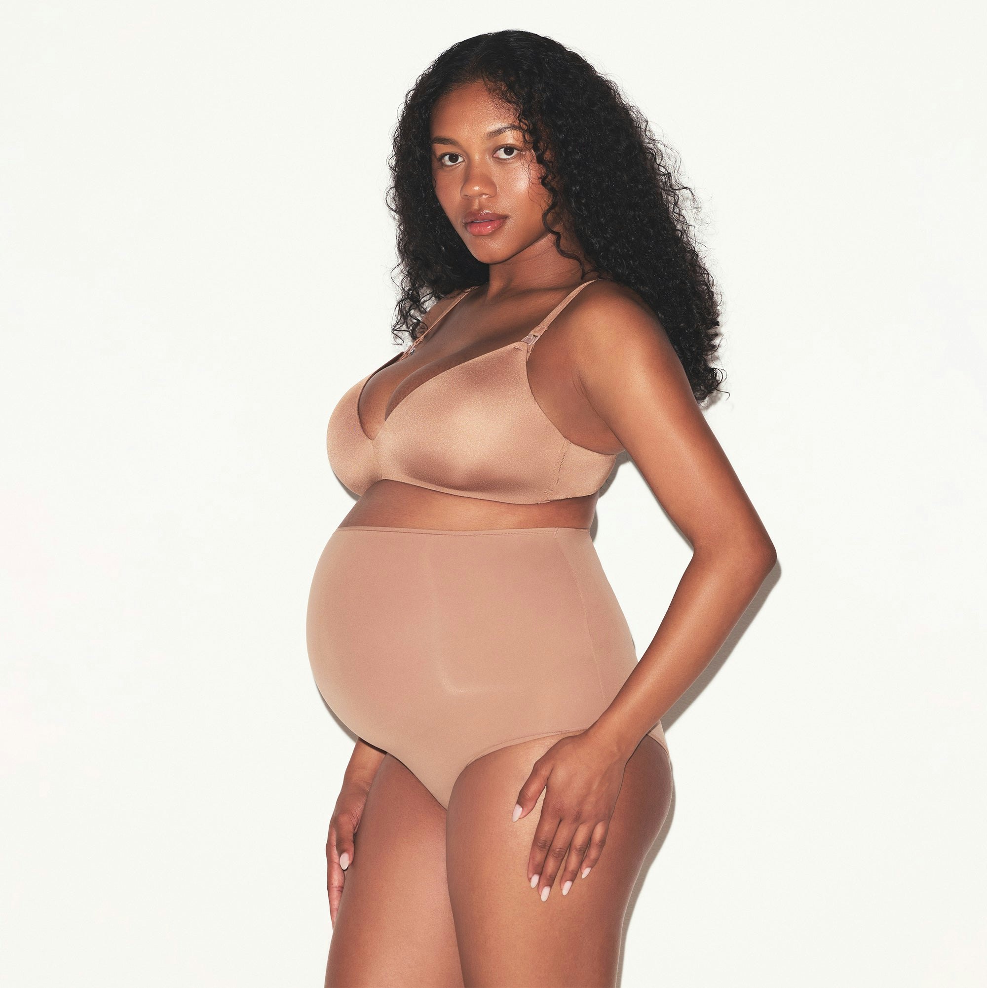 WIRELESS FORM MATERNITY NURSING BRA | SIENNA ON A MODEL SIDE VIEW @ | FOCUS: 0.0, 1.0, 0.9