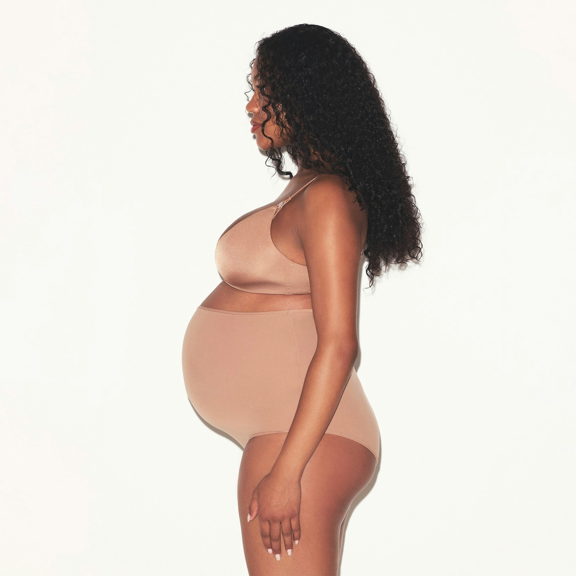 WIRELESS FORM MATERNITY NURSING BRA | SIENNA ON A MODEL SIDE VIEW @ | FOCUS: 0.0, 1.0, 0.9