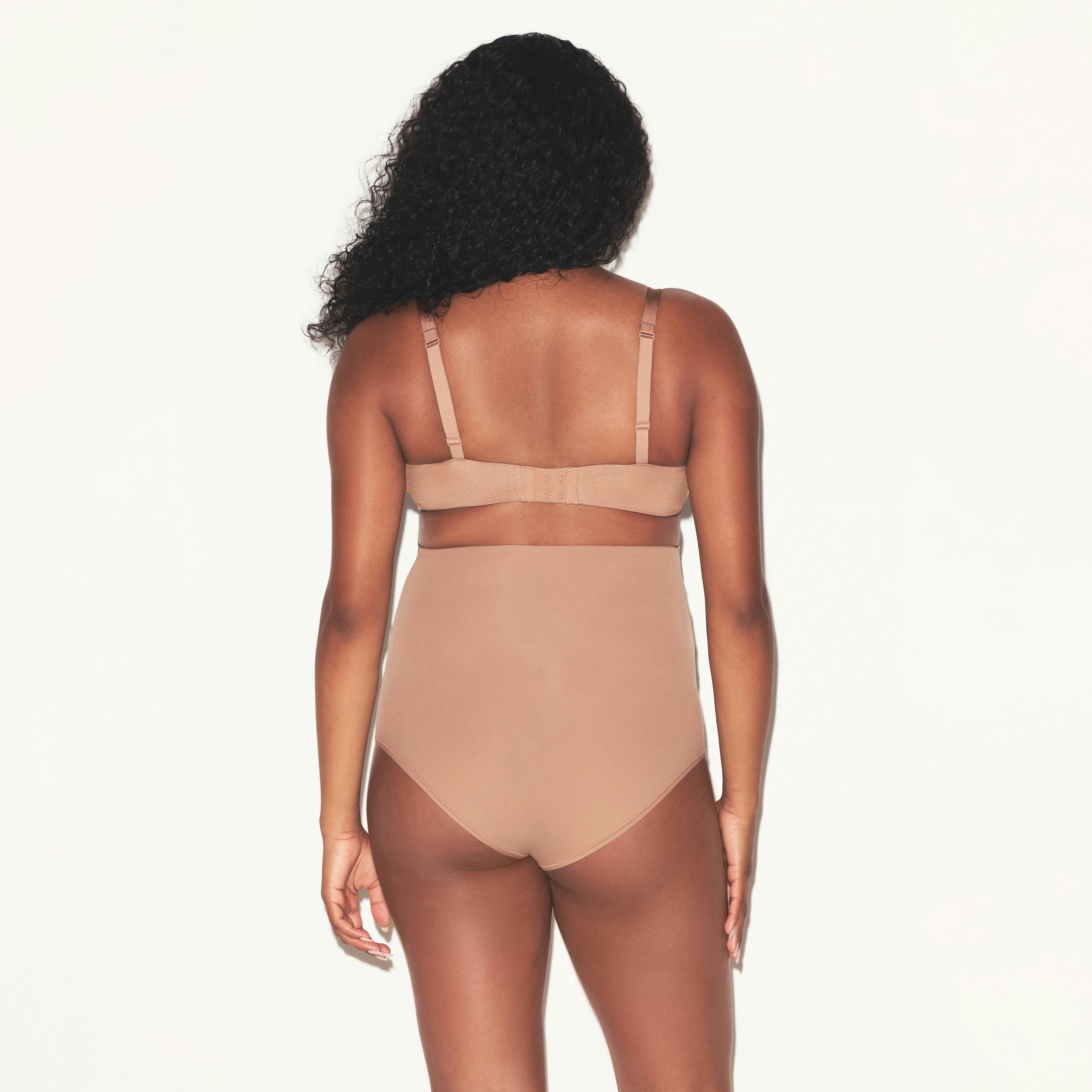 WIRELESS FORM MATERNITY NURSING BRA | SIENNA ON A MODEL SIDE VIEW @ | FOCUS: 0.0, 1.0, 0.9