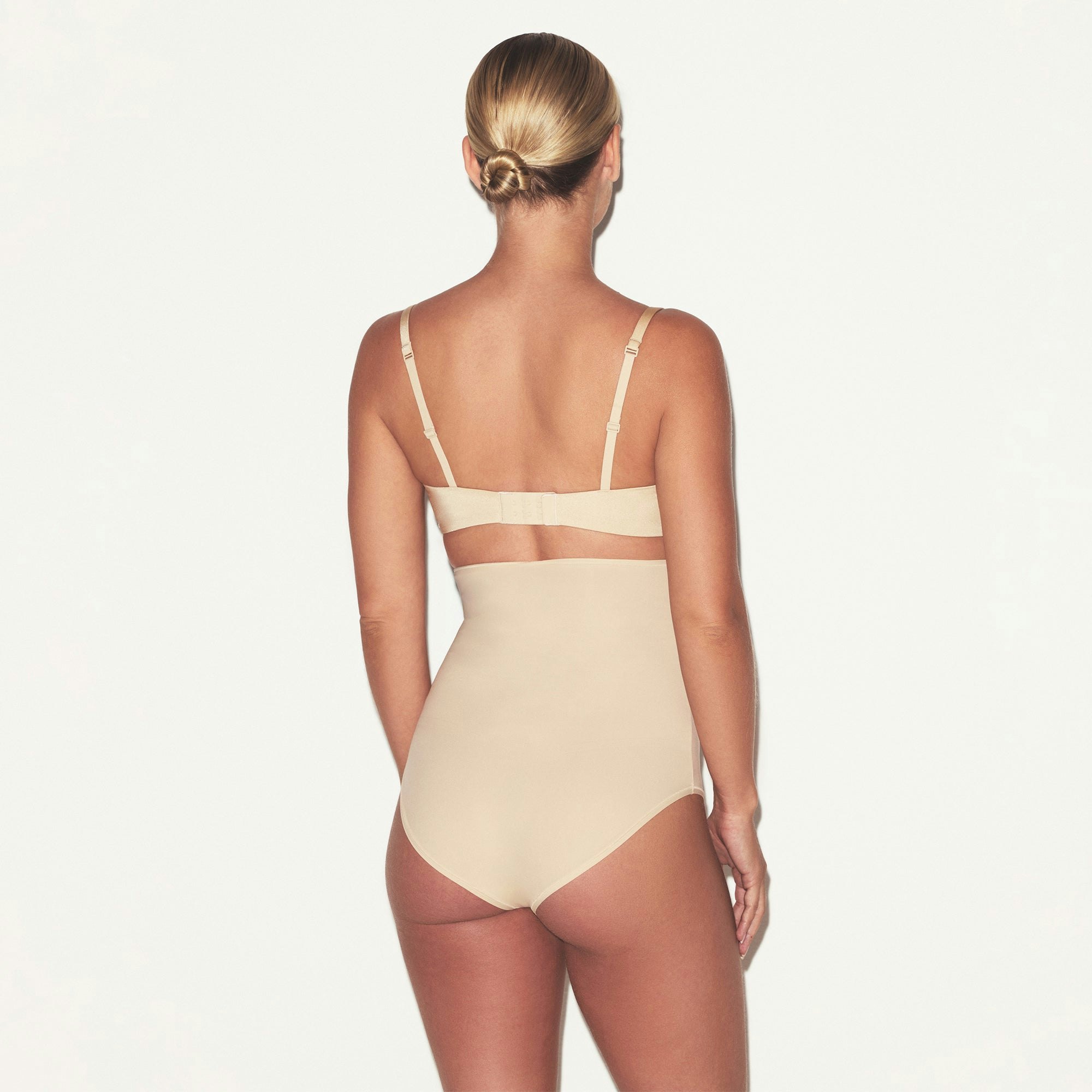 WIRELESS FORM MATERNITY NURSING BRA | SAND ON A MODEL SIDE VIEW @ | FOCUS: 0.0, 1.0, 0.9