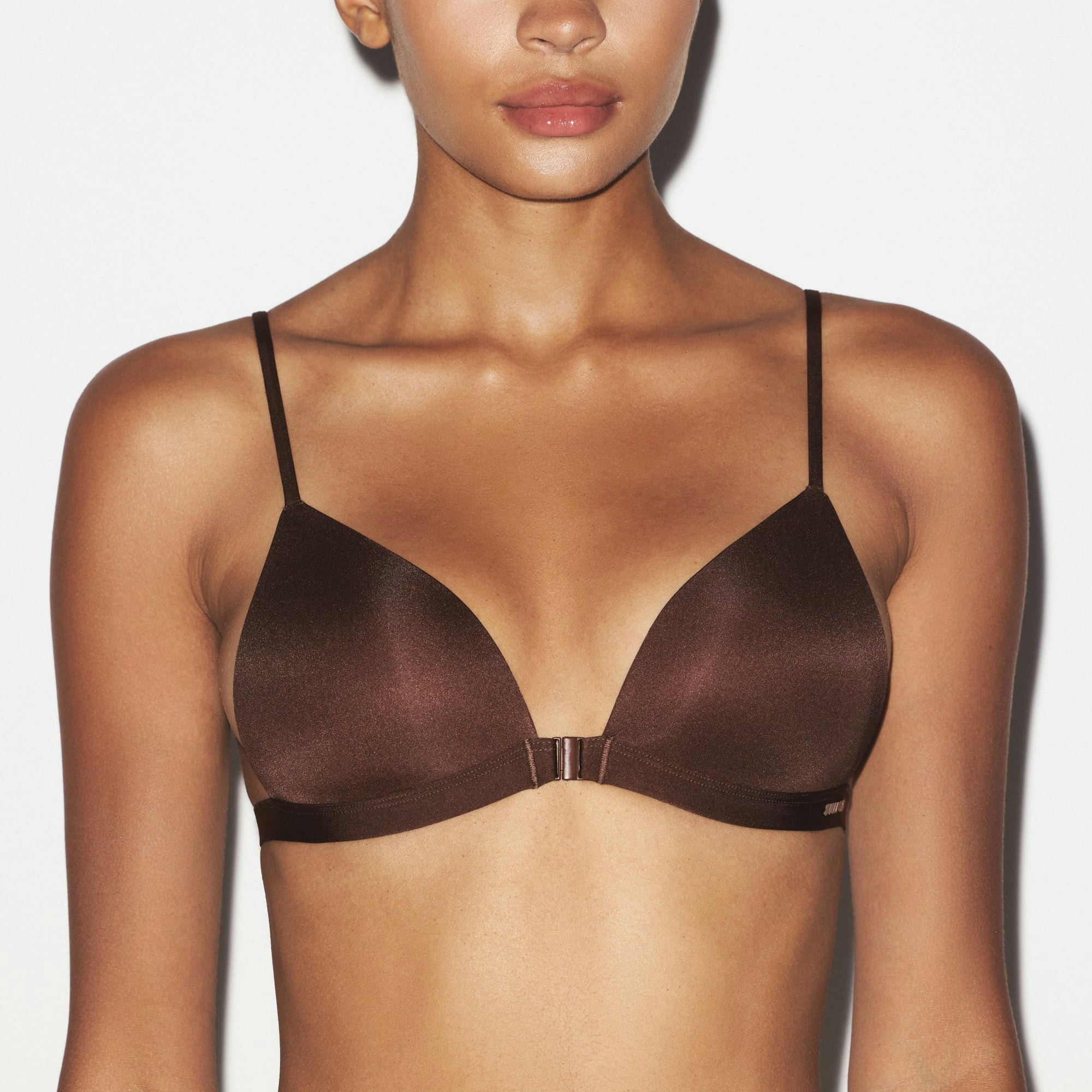 WIRELESS FORM TRIANGLE FRONT CLOSE SUPER PUSH-UP BRA | COCOA ON A MODEL SIDE VIEW @ | FOCUS: 0.0, 1.0, 0.9