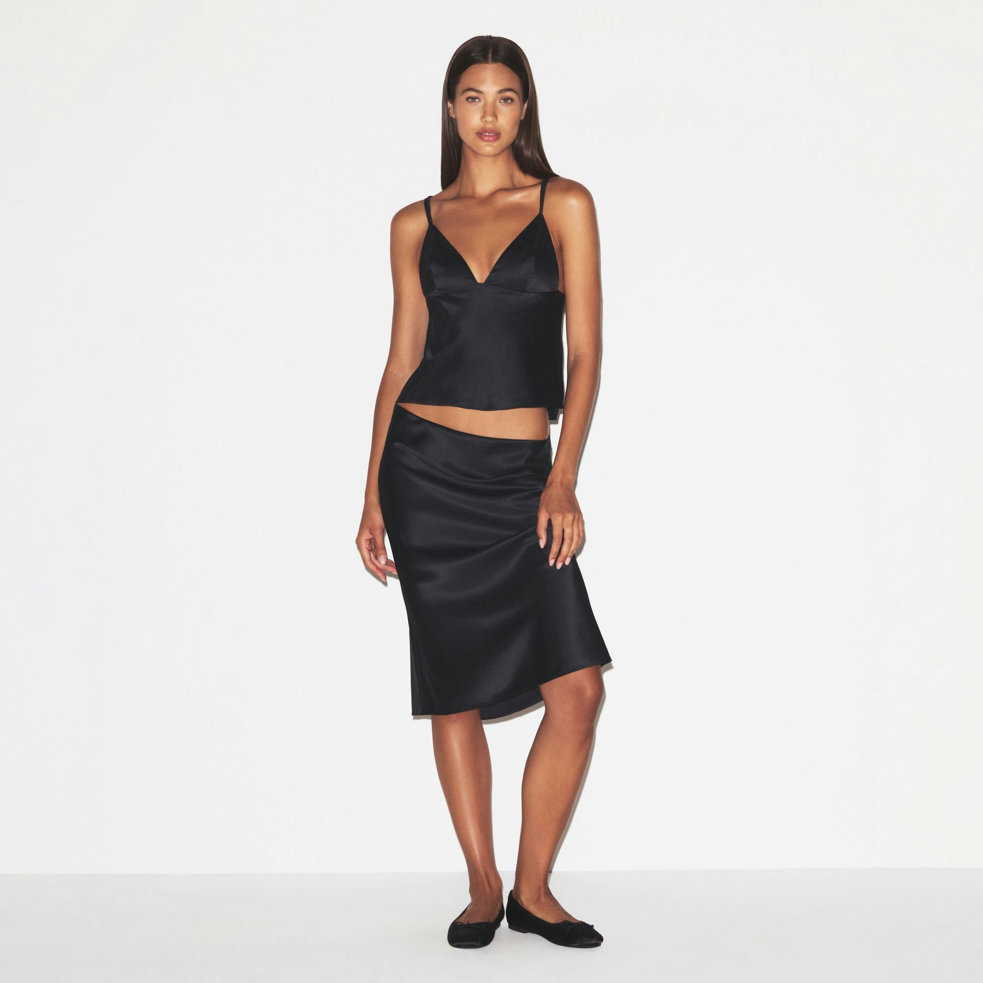 WIRELESS FORM TRIANGLE FRONT CLOSE SUPER PUSH-UP BRA | ONYX ON A MODEL FRONT VIEW @ | FOCUS: 0.0, 1.0, 0.9