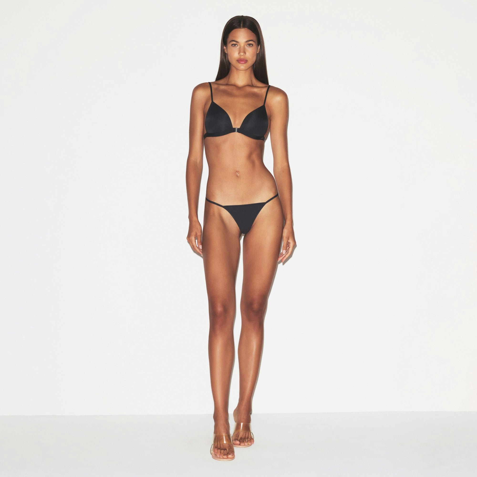 WIRELESS FORM TRIANGLE FRONT CLOSE SUPER PUSH-UP BRA | ONYX ON A MODEL FRONT VIEW @ | FOCUS: 0.0, 1.0, 0.9