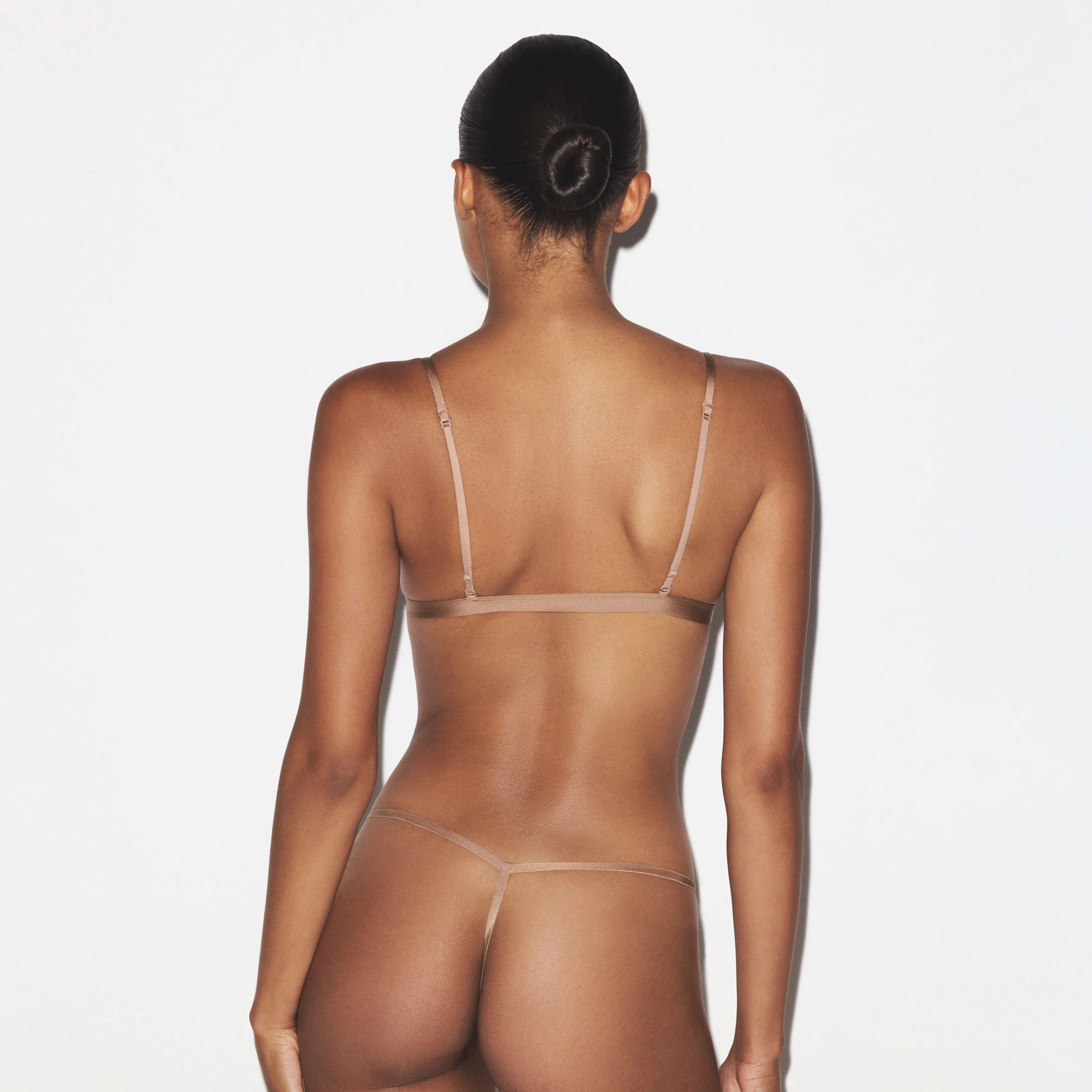 WIRELESS FORM TRIANGLE FRONT CLOSE SUPER PUSH-UP BRA | SIENNA ON A MODEL SIDE VIEW @ | FOCUS: 0.0, 1.0, 0.9