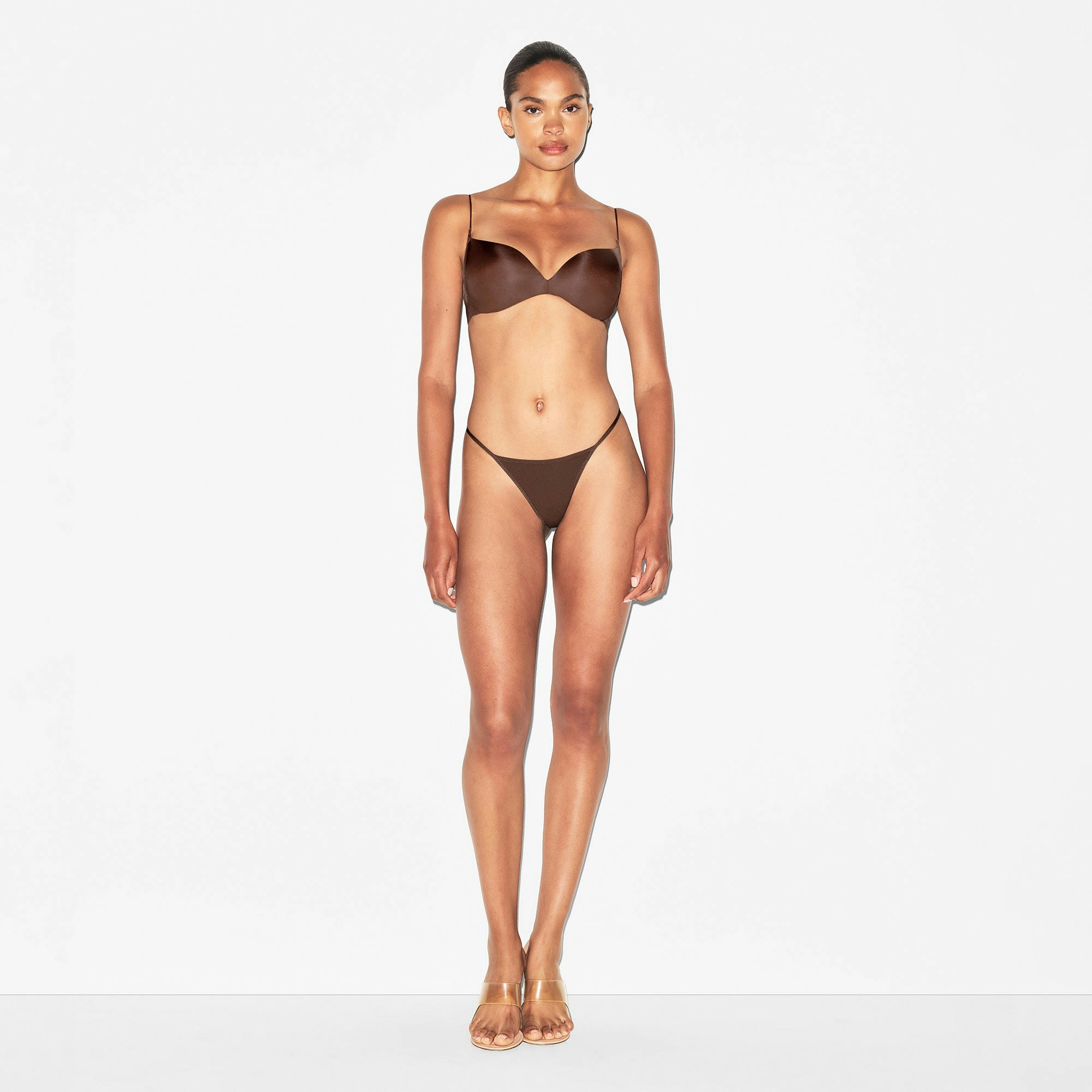 WIRELESS FORM PLUNGE MICRO STRAP BRA | COCOA ON A MODEL FRONT VIEW | FOCUS: 0.0, 1.0, 0.9