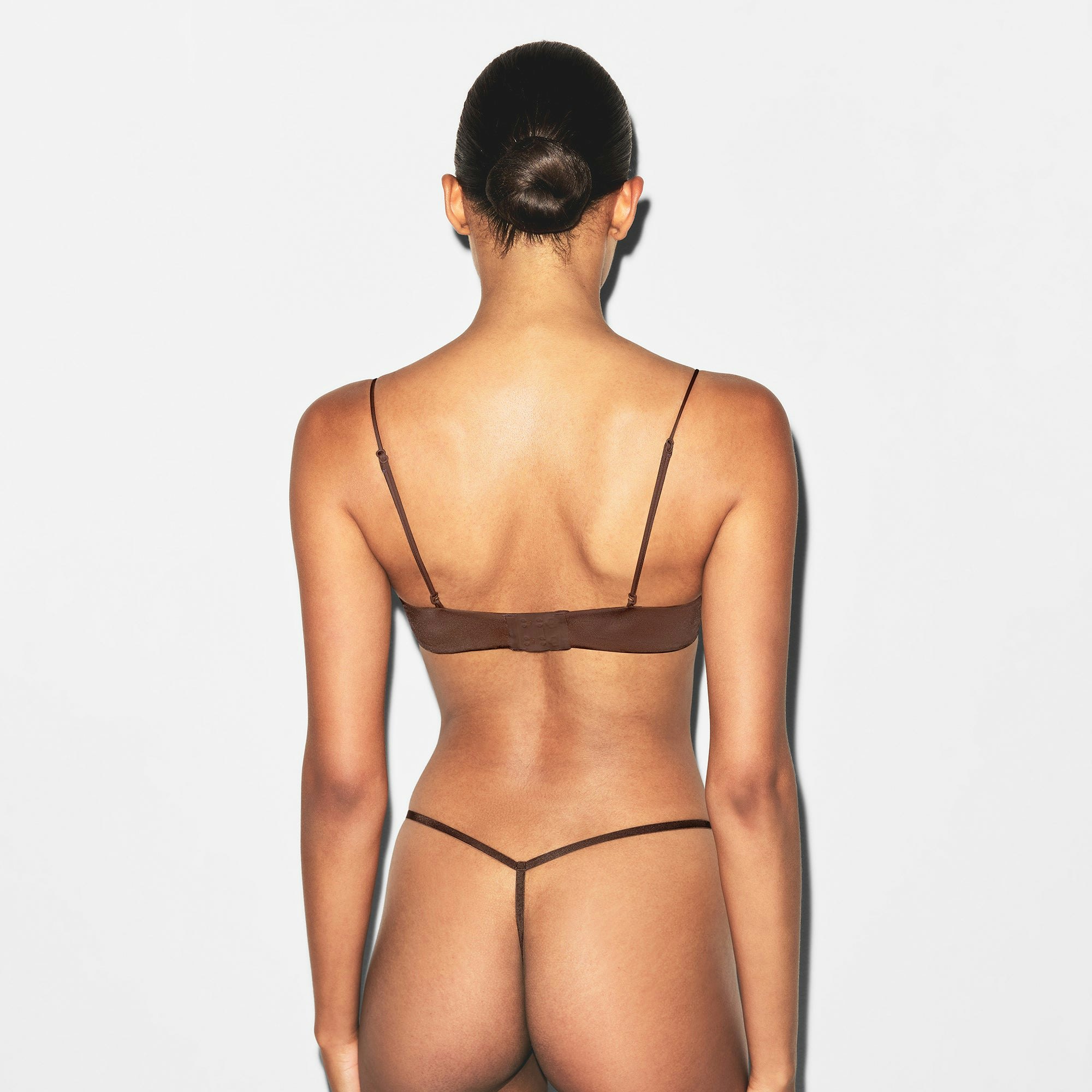 WIRELESS FORM PLUNGE MICRO STRAP BRA | COCOA ON A MODEL BACK VIEW | FOCUS: 0.0, 1.0, 0.9