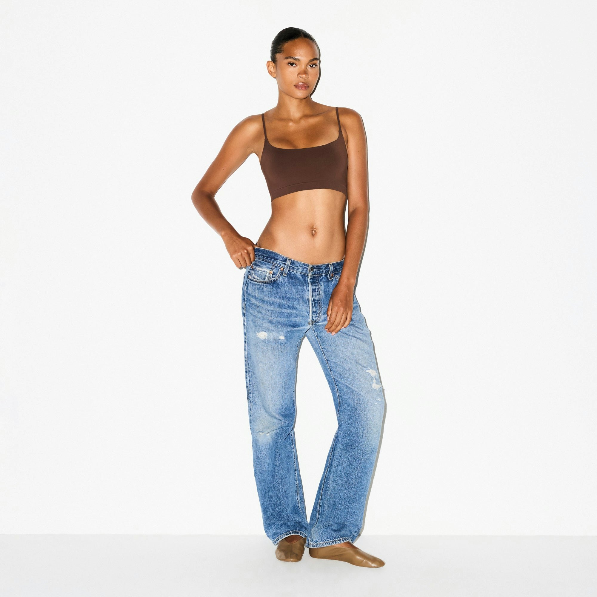 SOFT SMOOTHING SEAMLESS PADDED SCOOP BRALETTE | COCOA ON A MODEL FRONT VIEW @ | FOCUS: 0.0, 1.0, 0.9