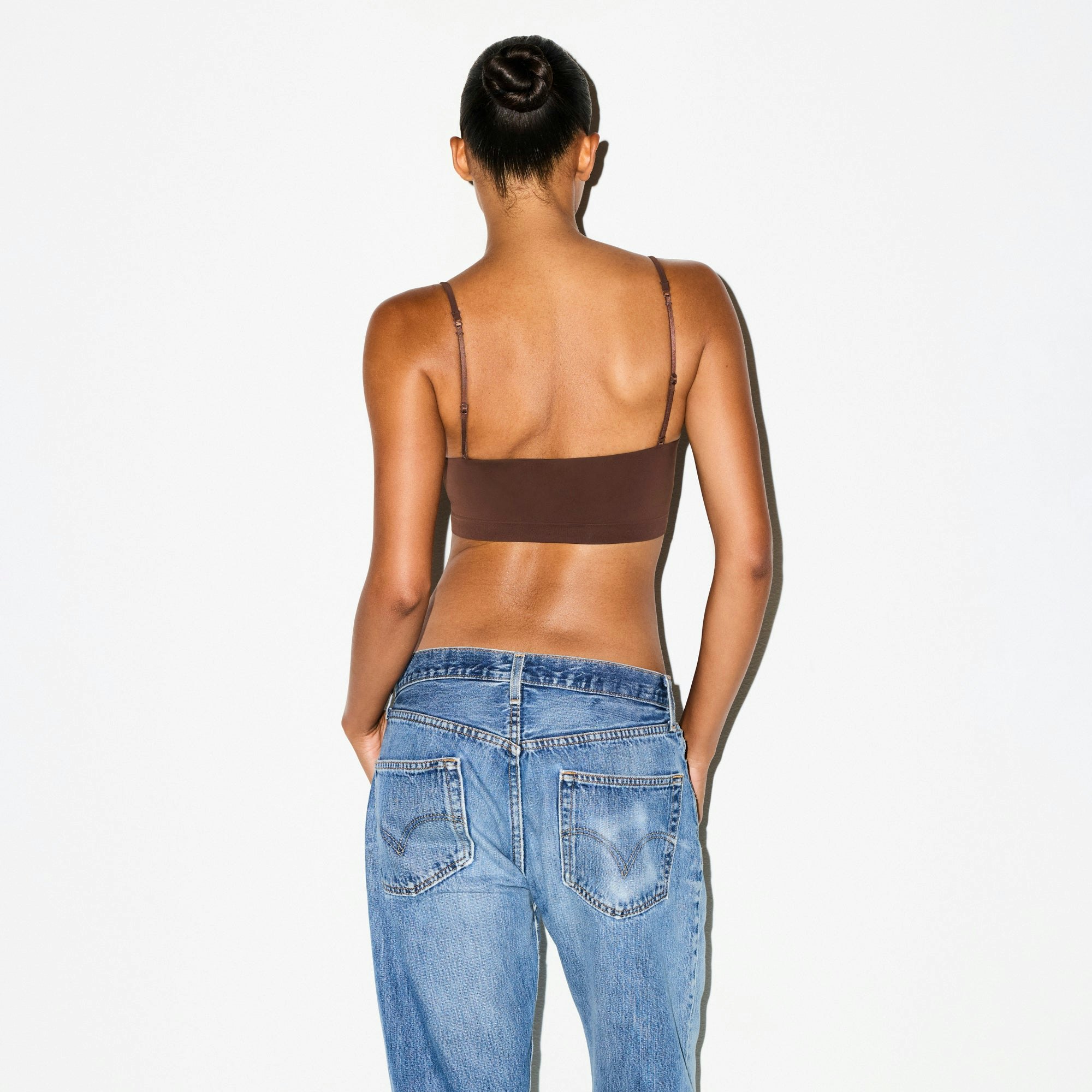 SOFT SMOOTHING SEAMLESS PADDED SCOOP BRALETTE | COCOA ON A MODEL SIDE VIEW @ | FOCUS: 0.0, 1.0, 0.9