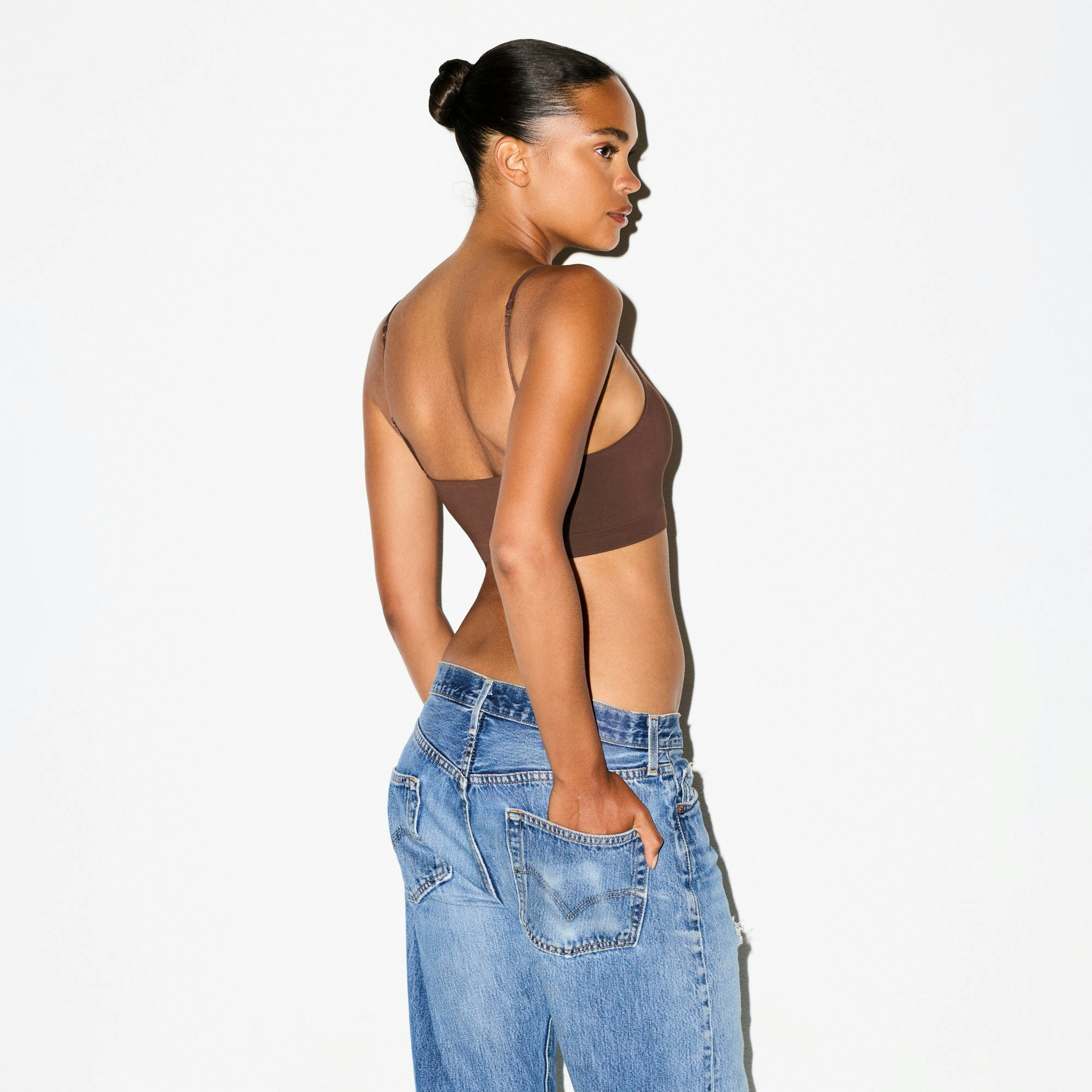 SOFT SMOOTHING SEAMLESS PADDED SCOOP BRALETTE | COCOA ON A MODEL SIDE VIEW @ | FOCUS: 0.0, 1.0, 0.9