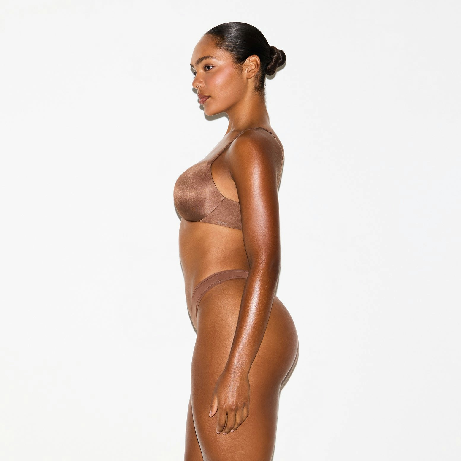 SKIMS ULTIMATE SUPER PUSH-UP BRA | JASPER ON A MODEL SIDE VIEW @ | FOCUS: 0.0, 1.0, 0.9