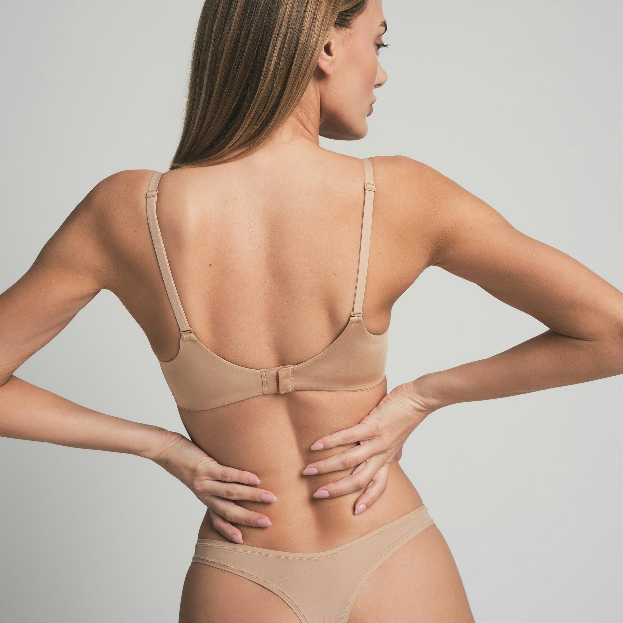 WIRELESS FORM SUPER PUSH-UP BRA | CLAY ON A MODEL BACK VIEW @ | FOCUS: 0.0, 1.0, 0.9