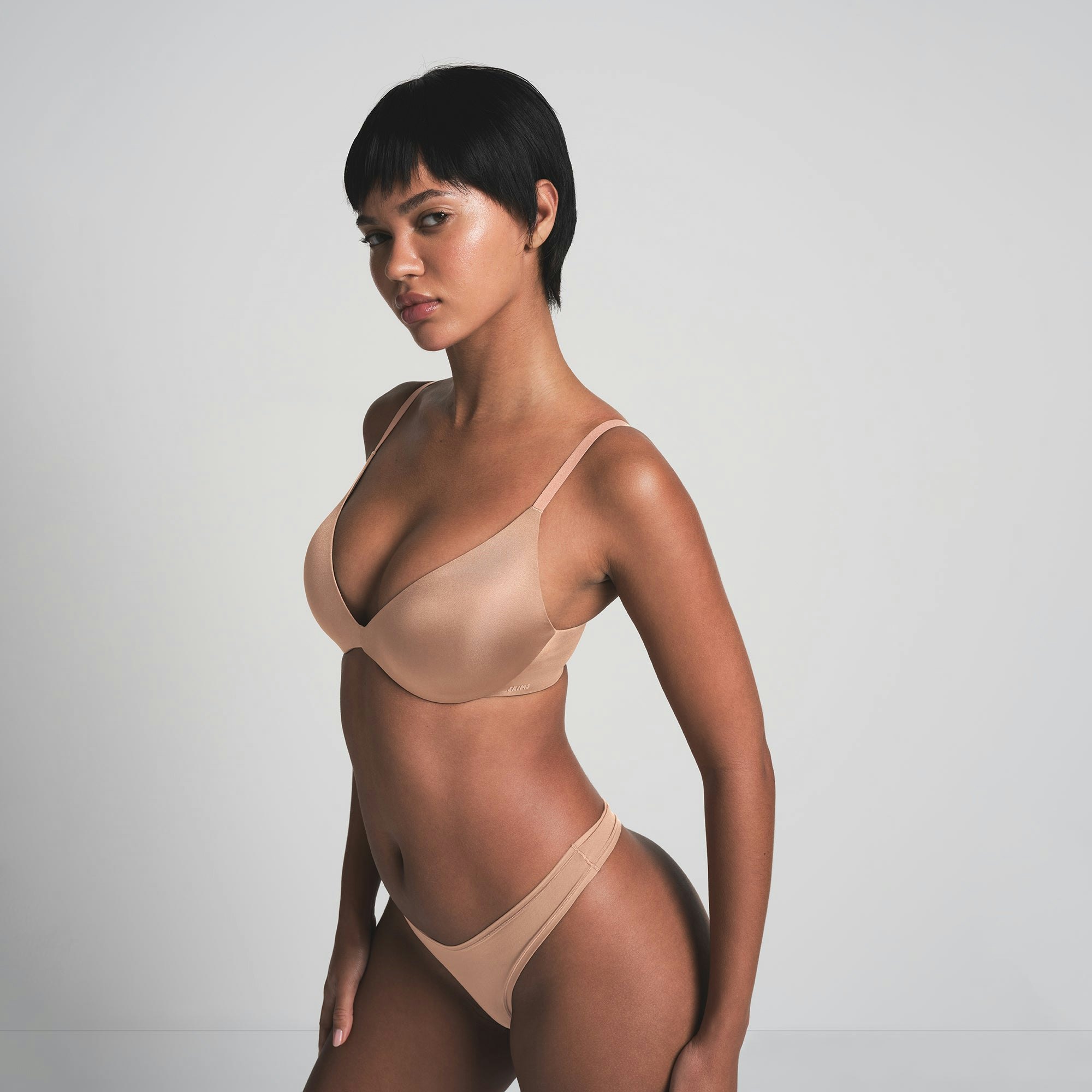 WIRELESS FORM SUPER PUSH-UP BRA | SIENNA ON A MODEL SIDE VIEW @ | FOCUS: 0.0, 1.0, 0.9