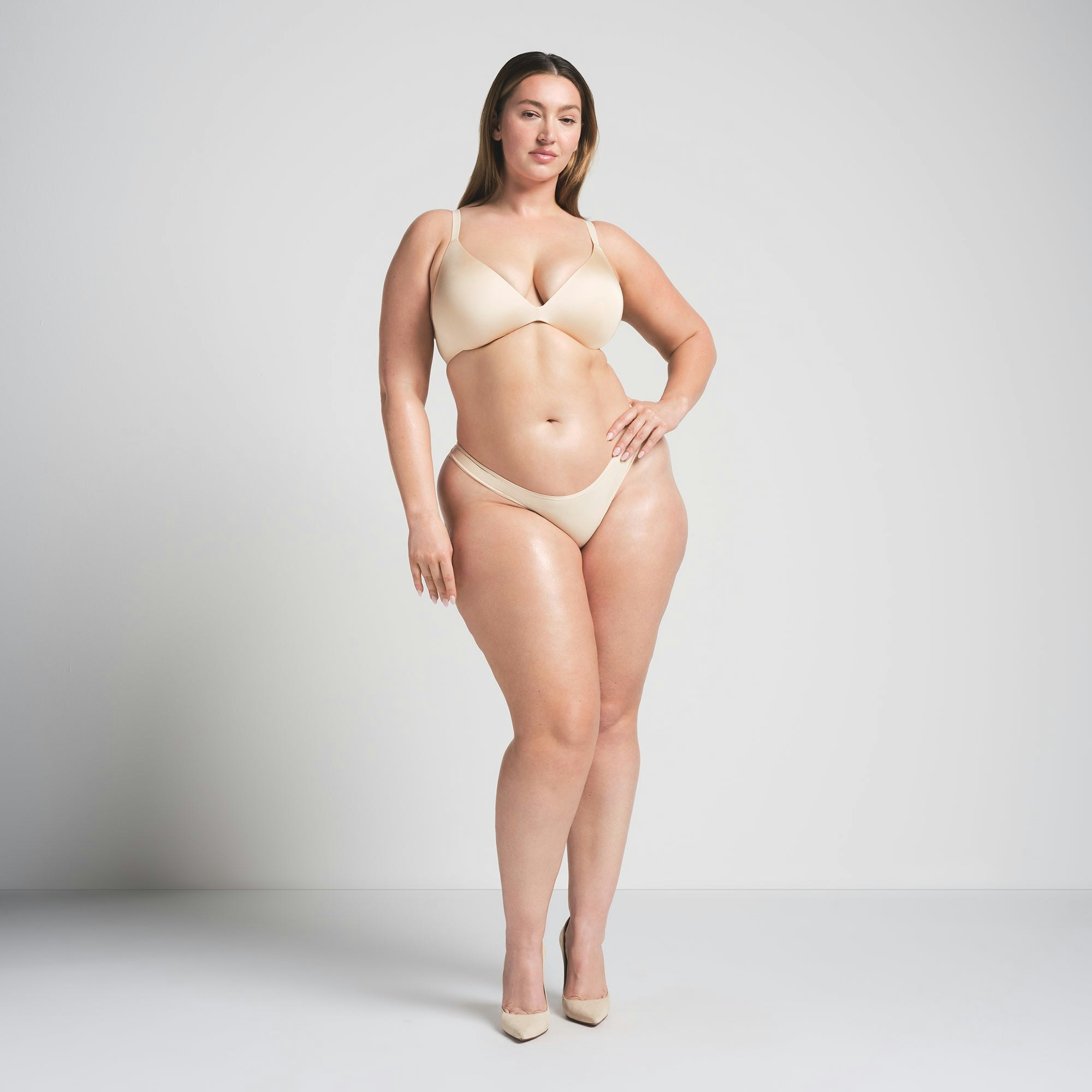 WIRELESS FORM SUPER PUSH-UP BRA | SAND ON A MODEL FRONT VIEW @ | FOCUS: 0.0, 1.0, 0.9