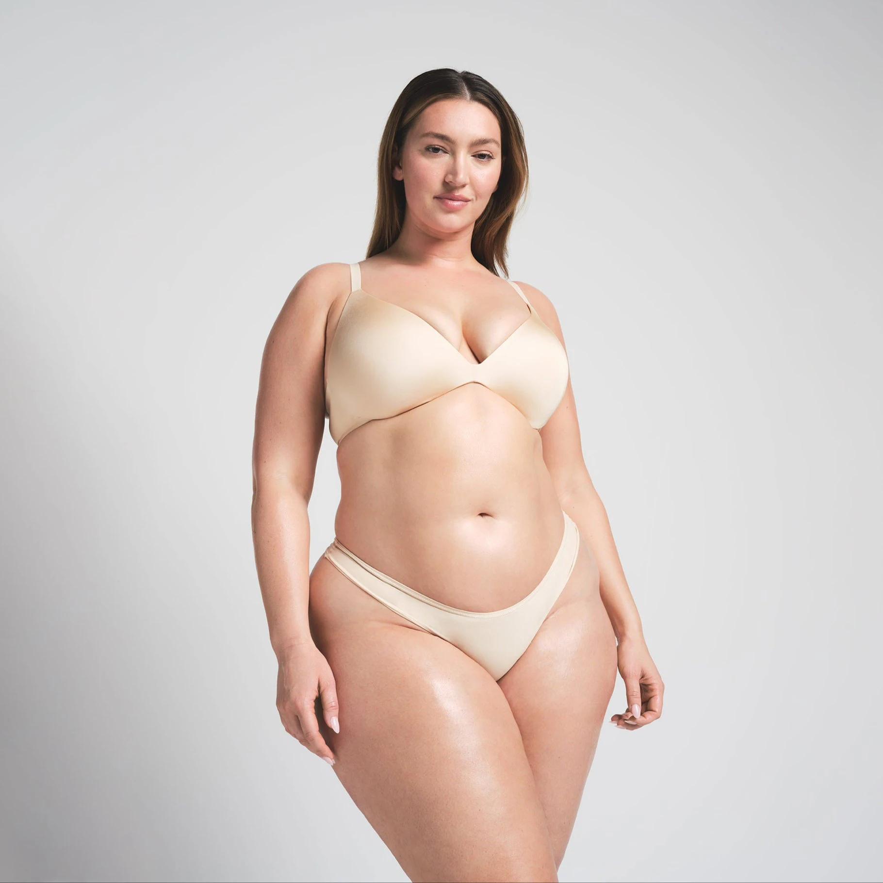 WIRELESS FORM SUPER PUSH-UP BRA | SAND ON A MODEL FRONT VIEW @ | FOCUS: 0.0, 1.0, 0.9