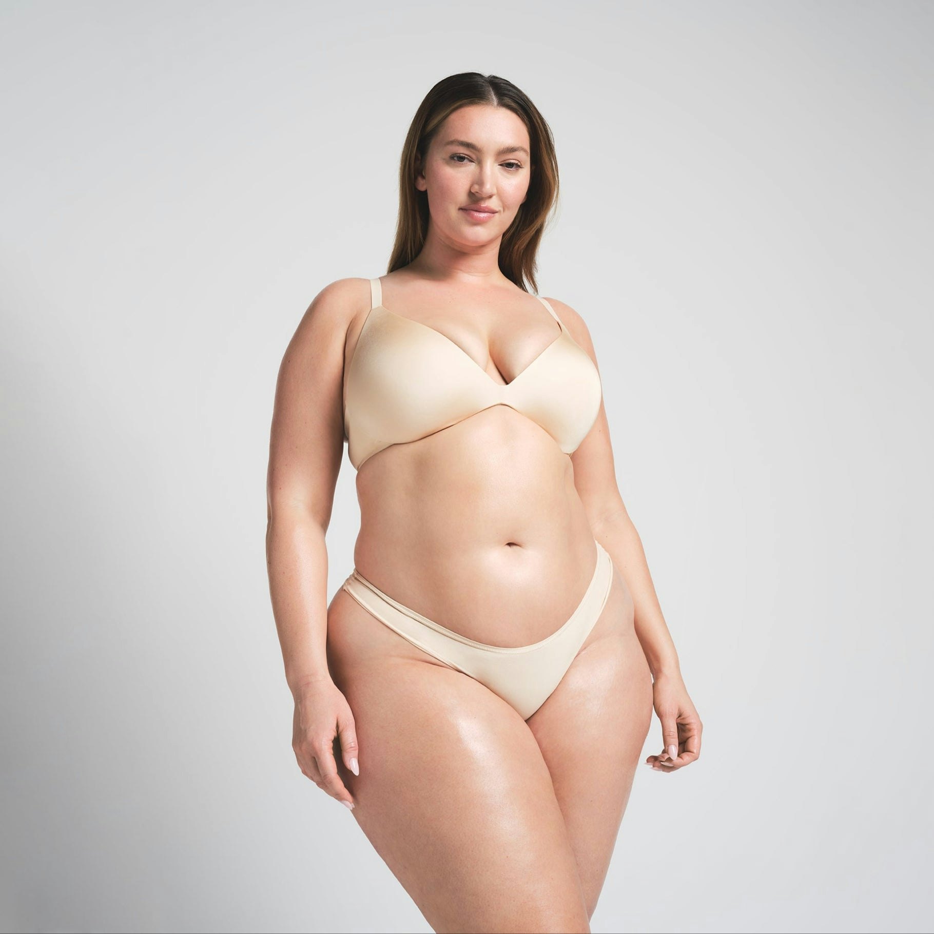 WIRELESS FORM SUPER PUSH-UP BRA | SAND ON A MODEL FRONT VIEW @ | FOCUS: 0.0, 1.0, 0.9