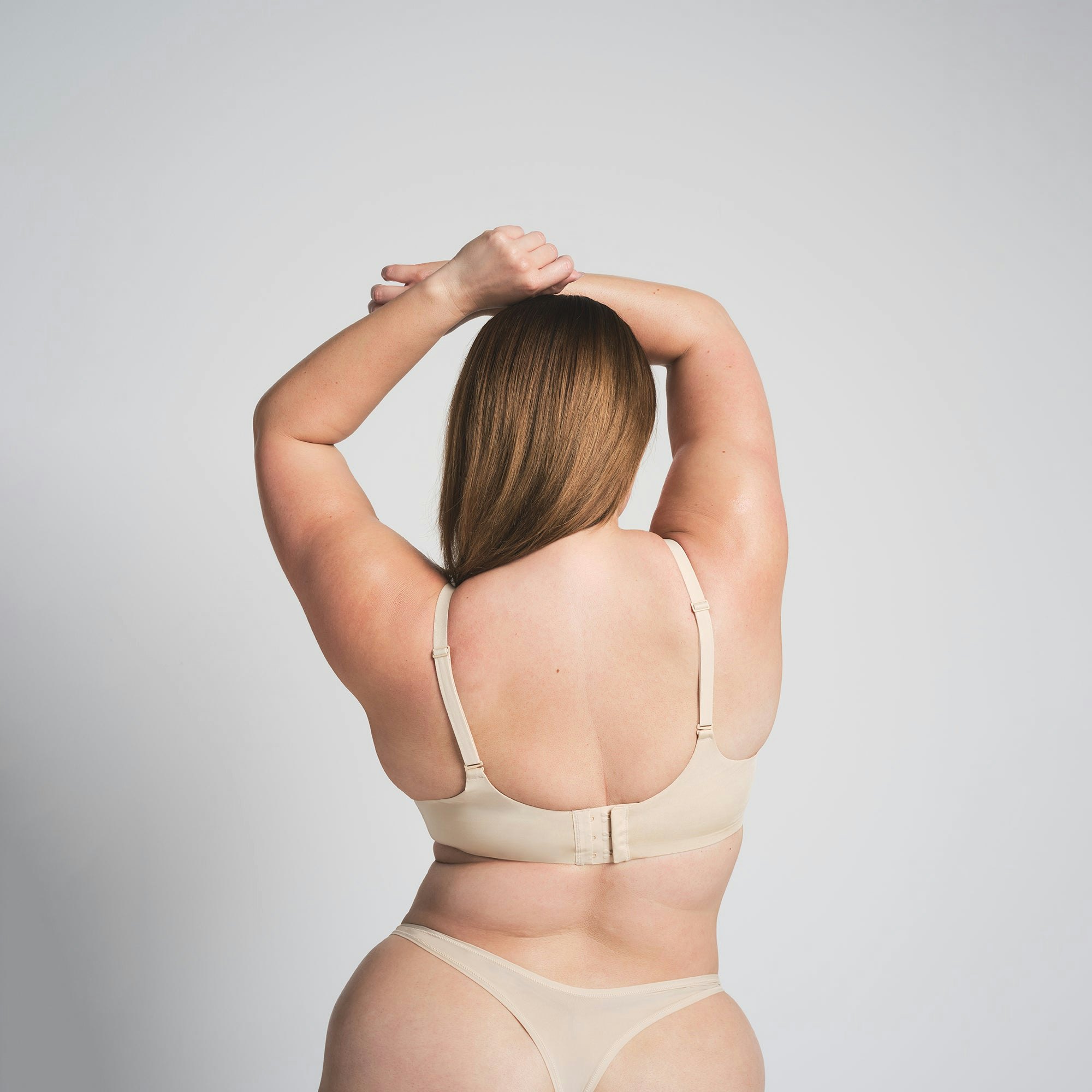 WIRELESS FORM SUPER PUSH-UP BRA | SAND ON A MODEL BACK VIEW @ | FOCUS: 0.0, 1.0, 0.9