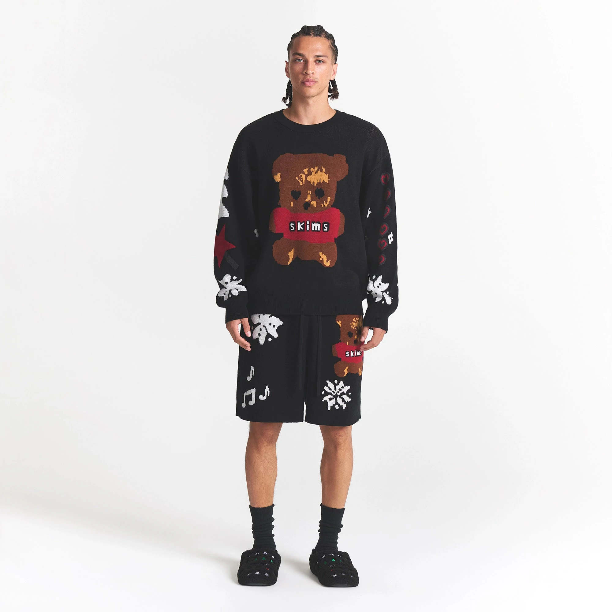 CACTUS PLANT FLEA MARKET X SKIMS COTTON KNIT MENS INTARSIA SWEATER | ONYX TEDDY BEAR SNOW PRINT ON A MODEL FRONT VIEW @ | FOCUS: 0.0, 1.0, 0.9