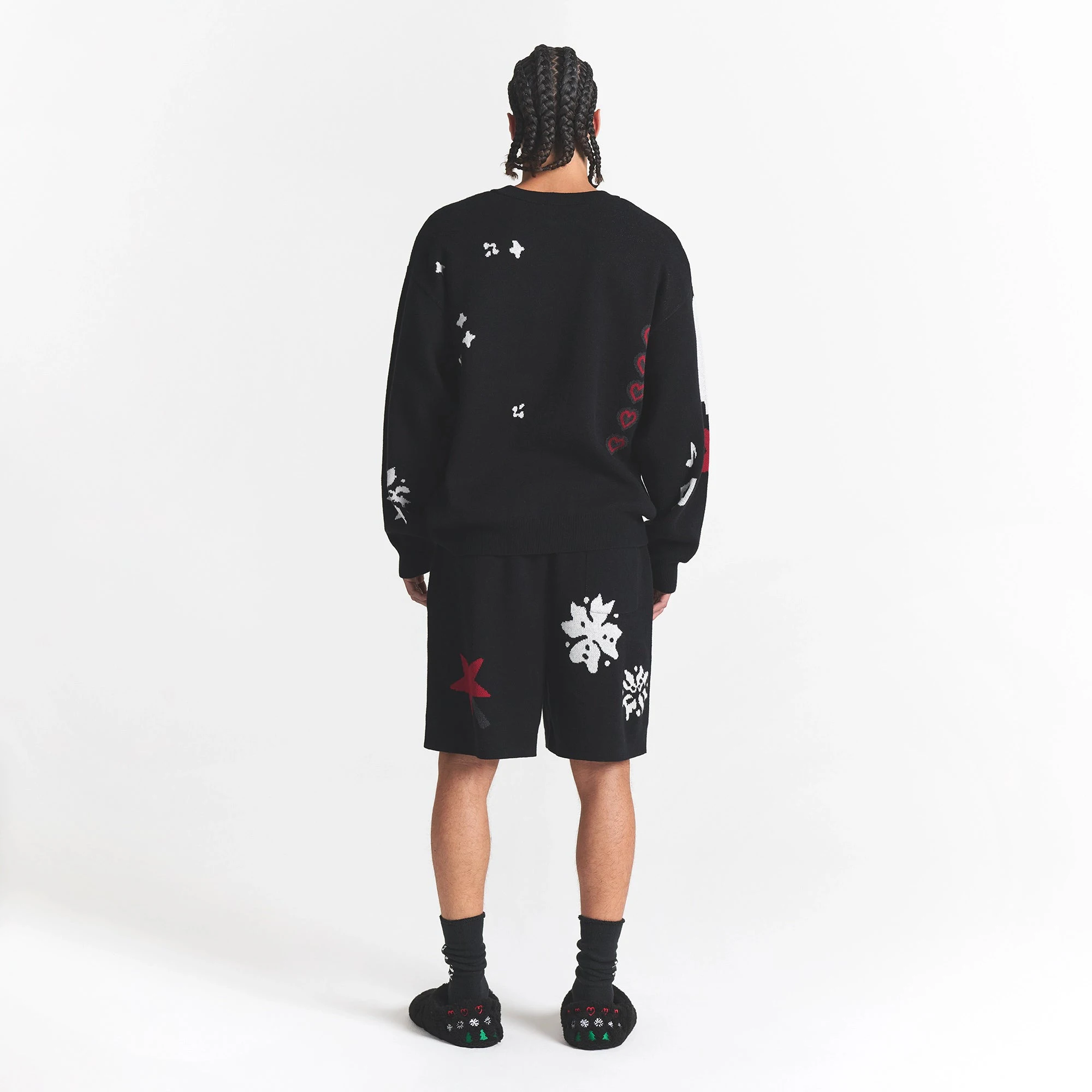 CACTUS PLANT FLEA MARKET X SKIMS COTTON KNIT MENS INTARSIA SWEATER | ONYX TEDDY BEAR SNOW PRINT ON A MODEL BACK VIEW @ | FOCUS: 0.0, 1.0, 0.9