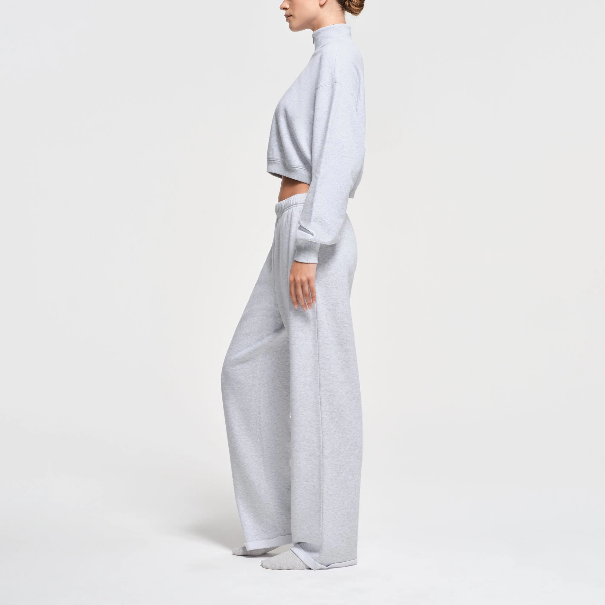 COTTON FLEECE CROPPED HALF ZIP PULLOVER | LIGHT HEATHER GREY ON A MODEL SIDE VIEW