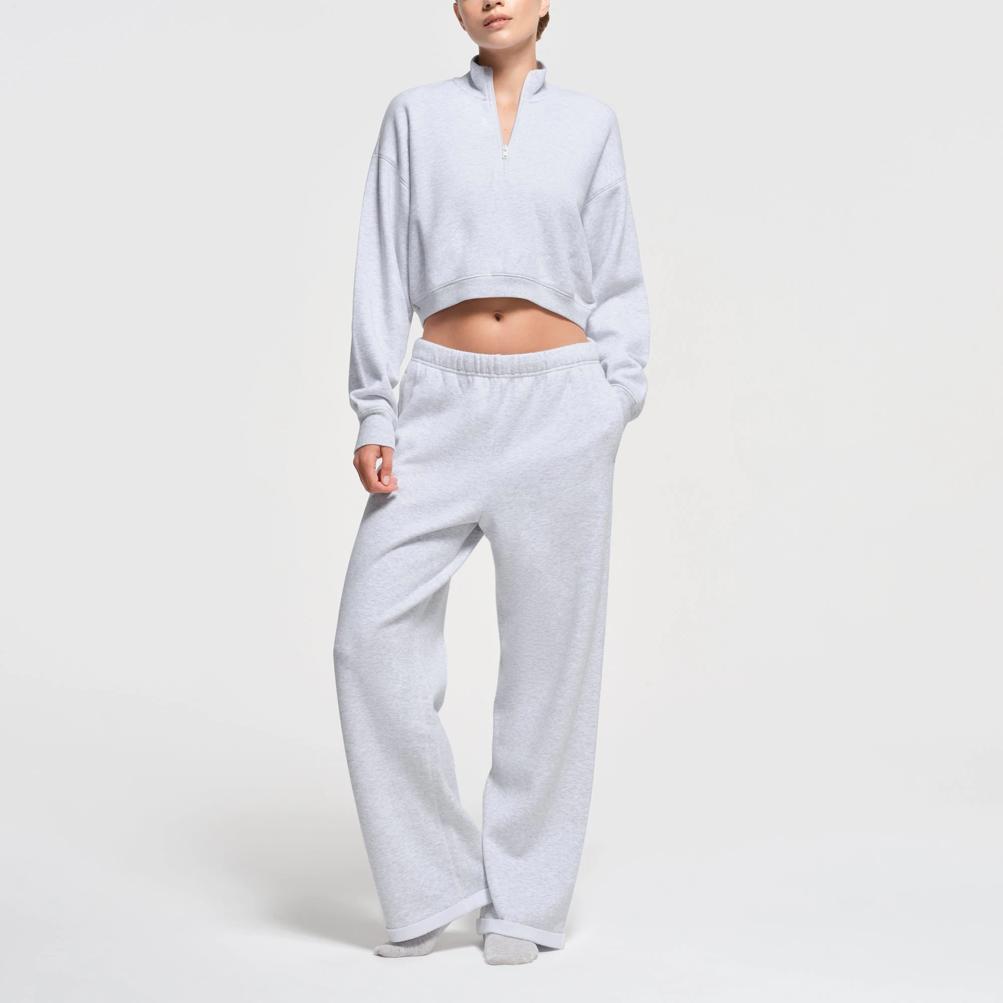 COTTON FLEECE CROPPED HALF ZIP PULLOVER | LIGHT HEATHER GREY ON A MODEL FRONT VIEW