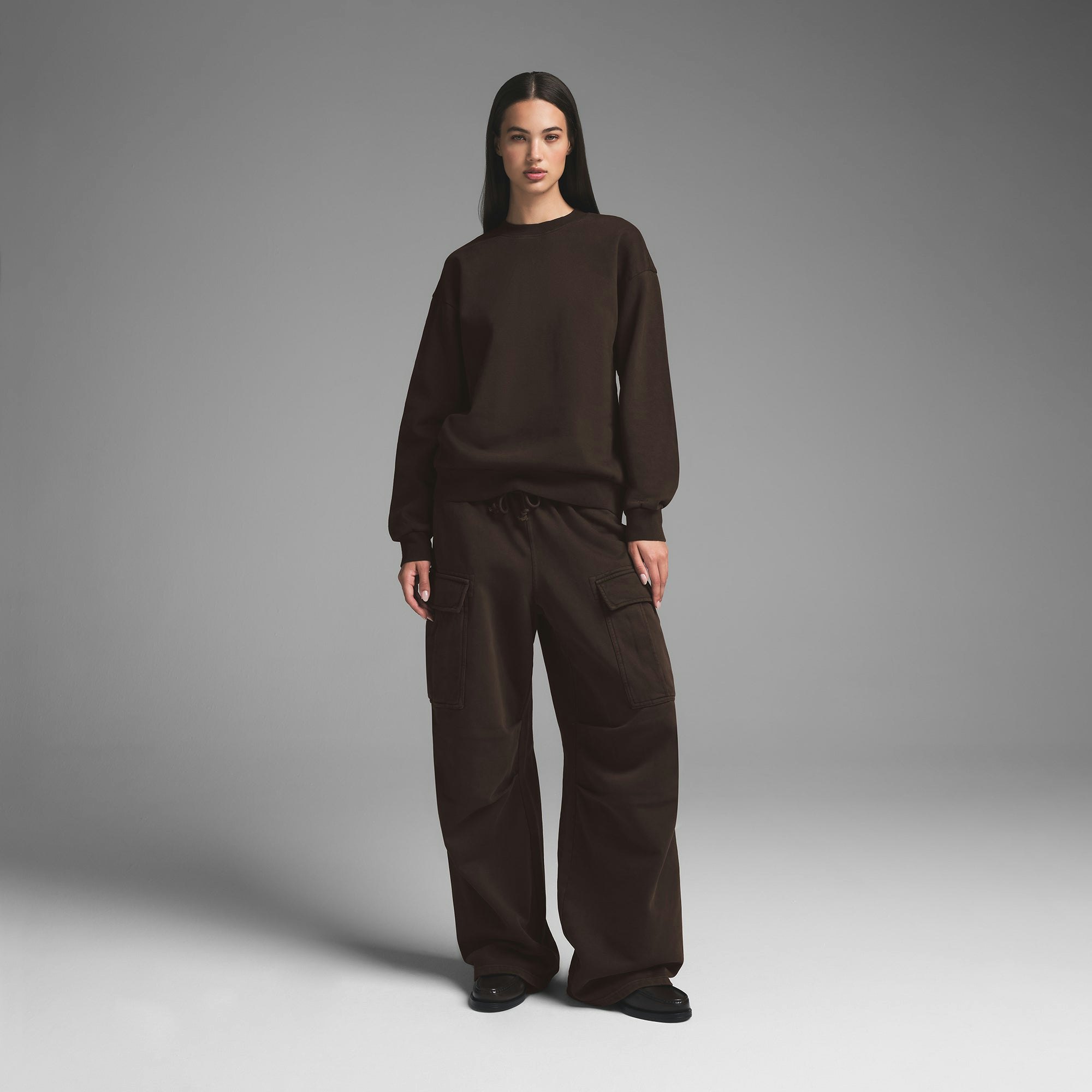 BOYFRIEND FLEECE CREWNECK | ESPRESSO ON A MODEL FRONT VIEW | FOCUS: 0.0, 1.0, 0.9