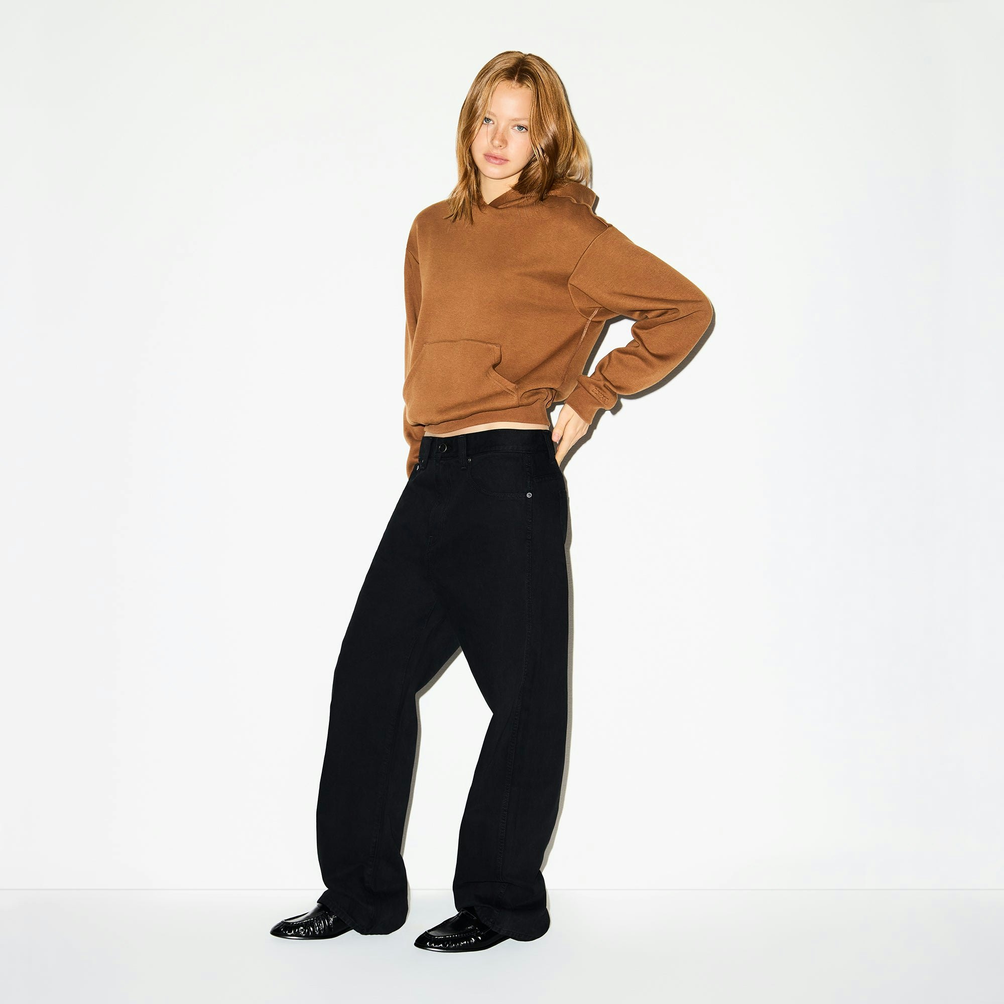 COTTON FLEECE CLASSIC HOODIE | BISON ON A MODEL SIDE VIEW @ | FOCUS: 0.0, 1.0, 0.9