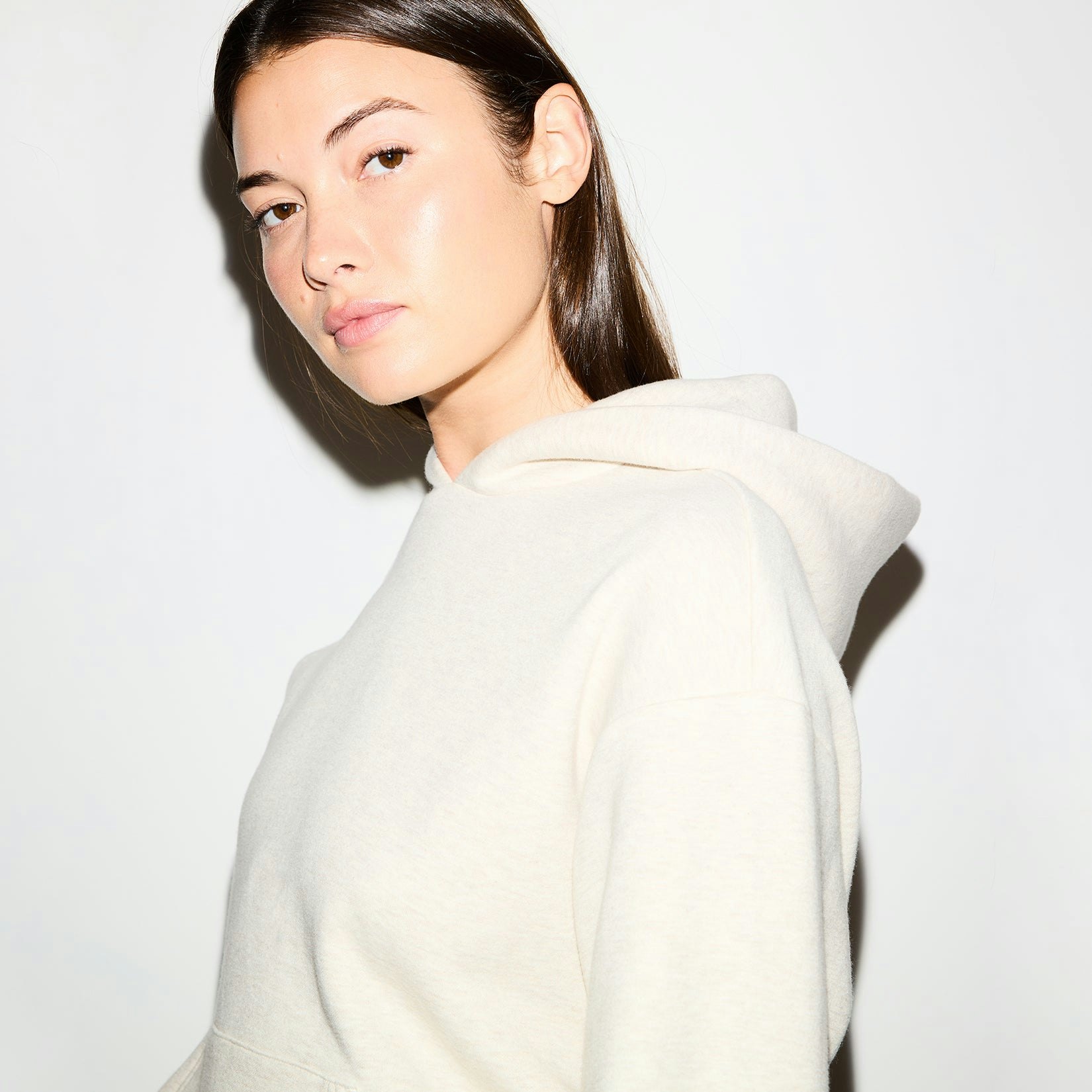 COTTON FLEECE CLASSIC HOODIE | OATMEAL HEATHER ON A MODEL SIDE VIEW @ | FOCUS: 0.0, 1.0, 0.9