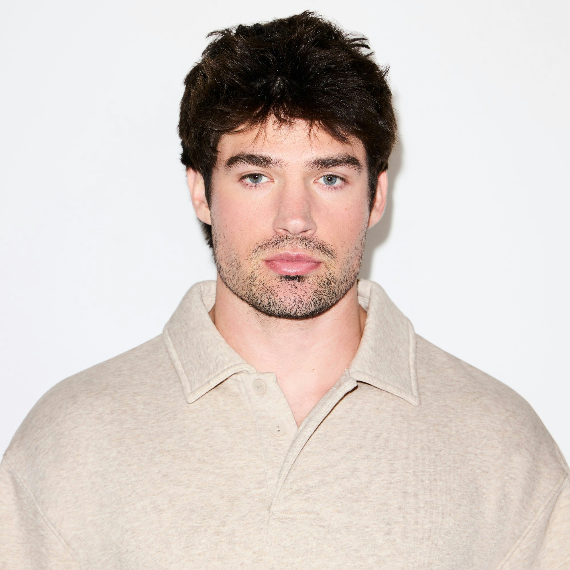 FLEECE LOUNGE MENS RELAXED POLO | DESERT HEATHER GREY ON A MODEL SIDE VIEW @ | FOCUS: 0.0, 1.0, 0.9