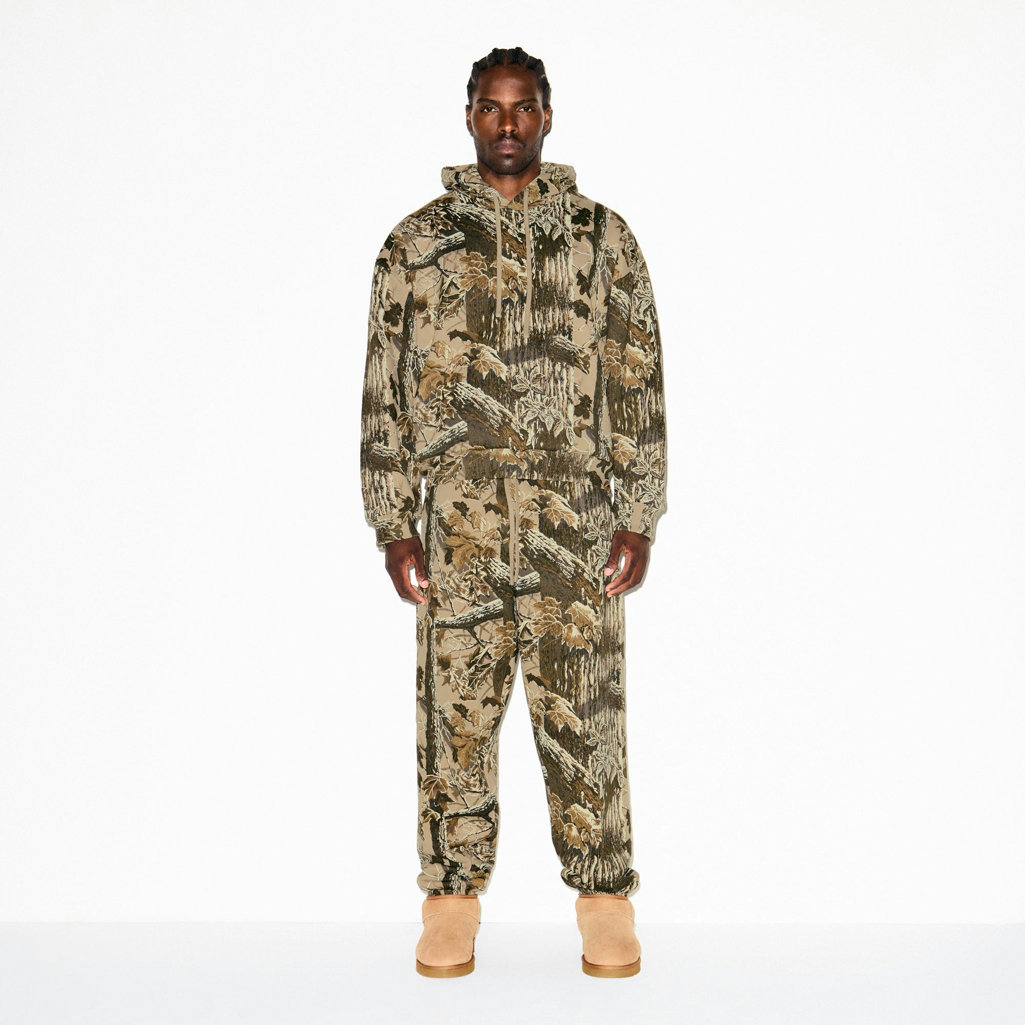 HEAVYWEIGHT FLEECE MENS RELAXED HOODIE | REALTREE CAMO PRINT ON A MODEL FRONT VIEW @ | FOCUS: 0.9, 0.1, 0.7
