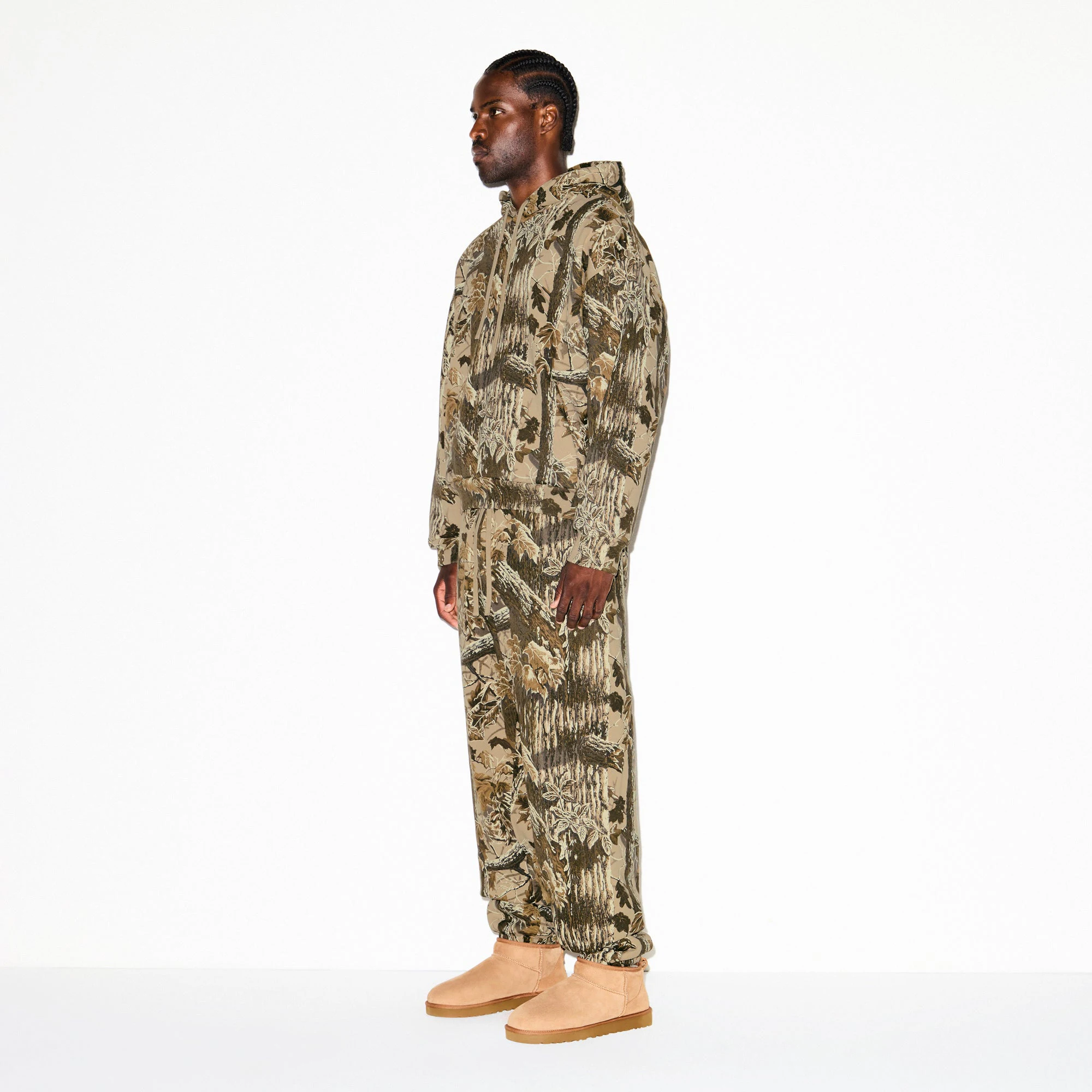 HEAVYWEIGHT FLEECE MENS RELAXED HOODIE | REALTREE CAMO PRINT ON A MODEL SIDE VIEW @ | FOCUS: 0.9, 0.1, 0.7