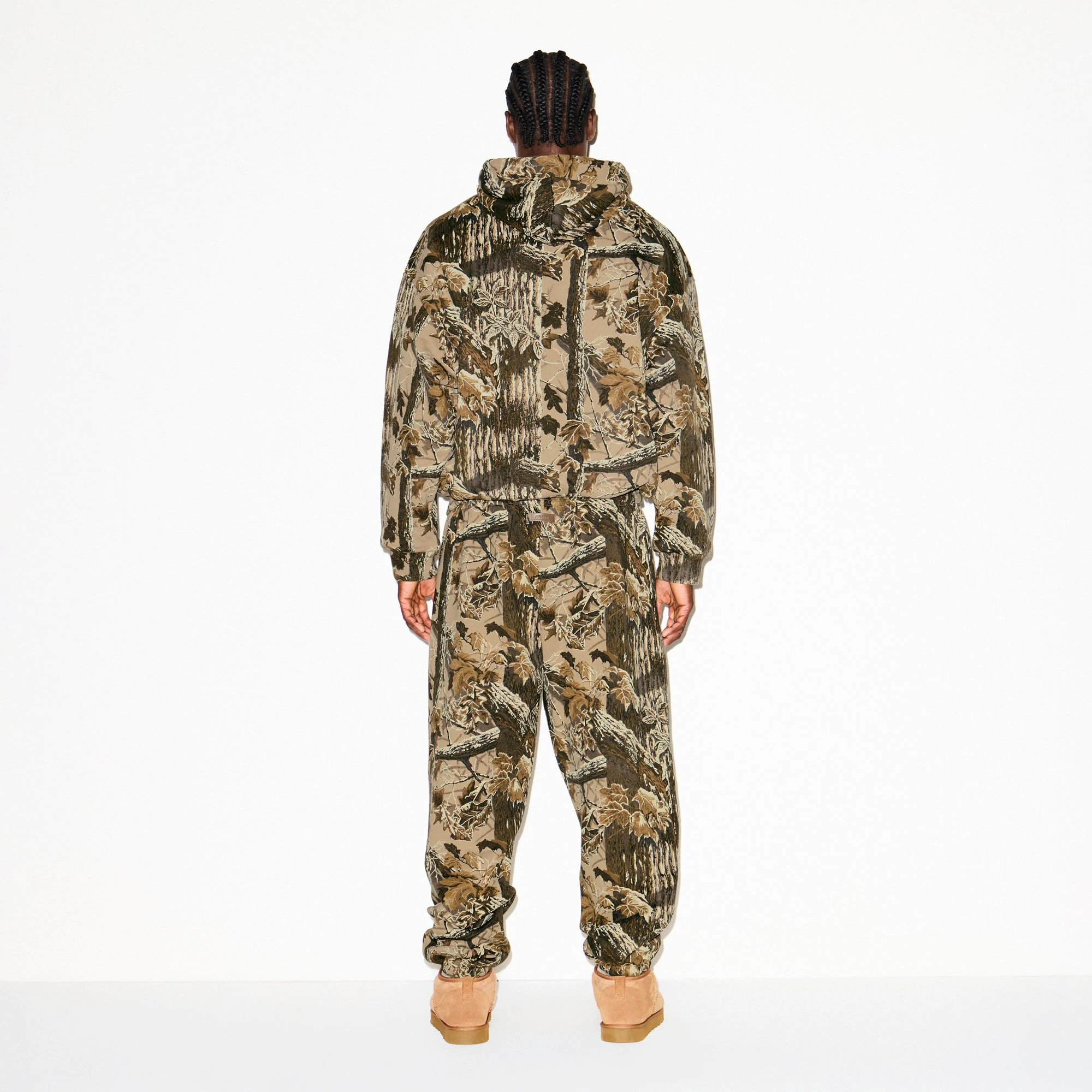 HEAVYWEIGHT FLEECE MENS RELAXED HOODIE | REALTREE CAMO PRINT ON A MODEL SIDE VIEW @ | FOCUS: 0.9, 0.1, 0.7
