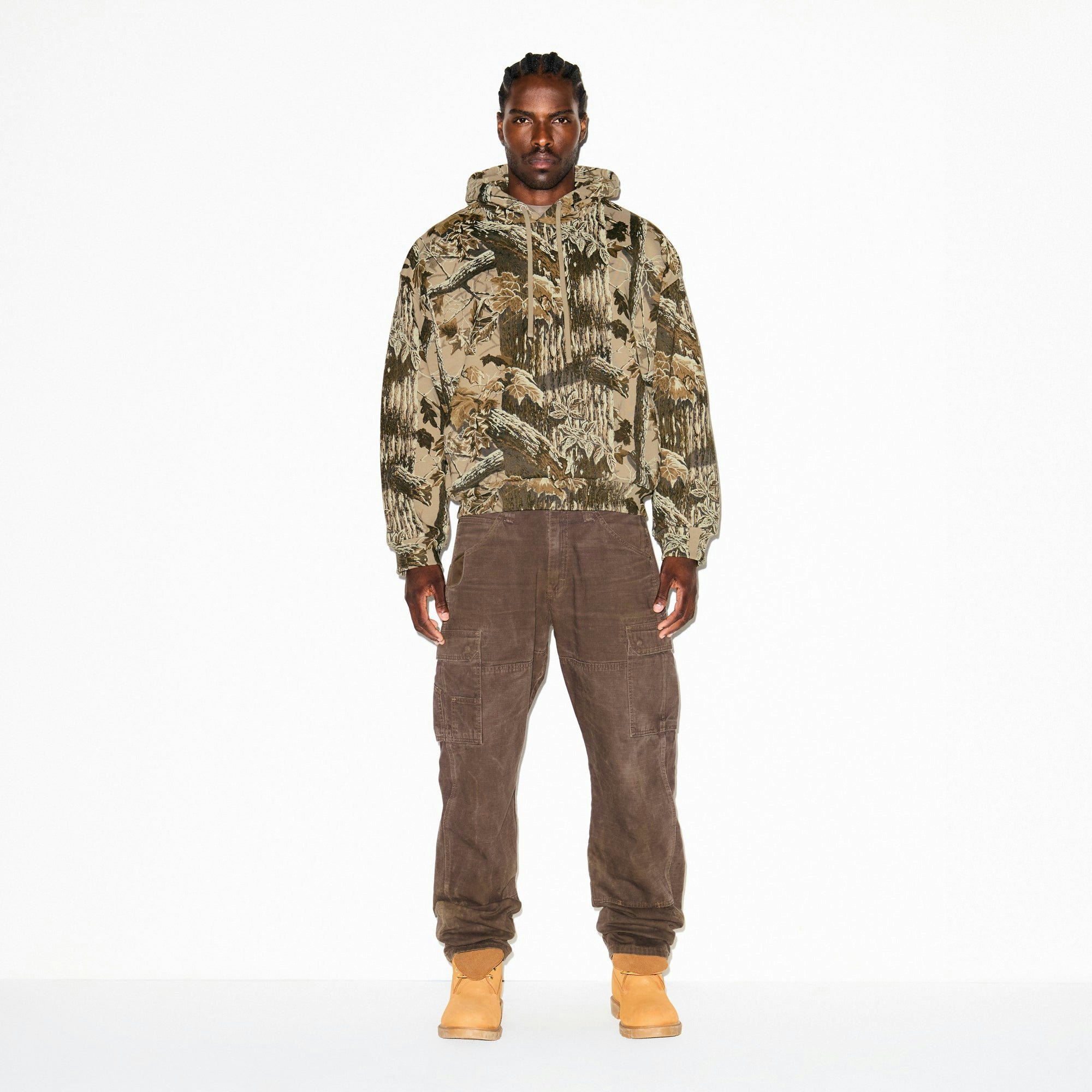HEAVYWEIGHT FLEECE MENS RELAXED HOODIE | REALTREE CAMO PRINT ON A MODEL FRONT VIEW @ | FOCUS: 0.9, 0.1, 0.7